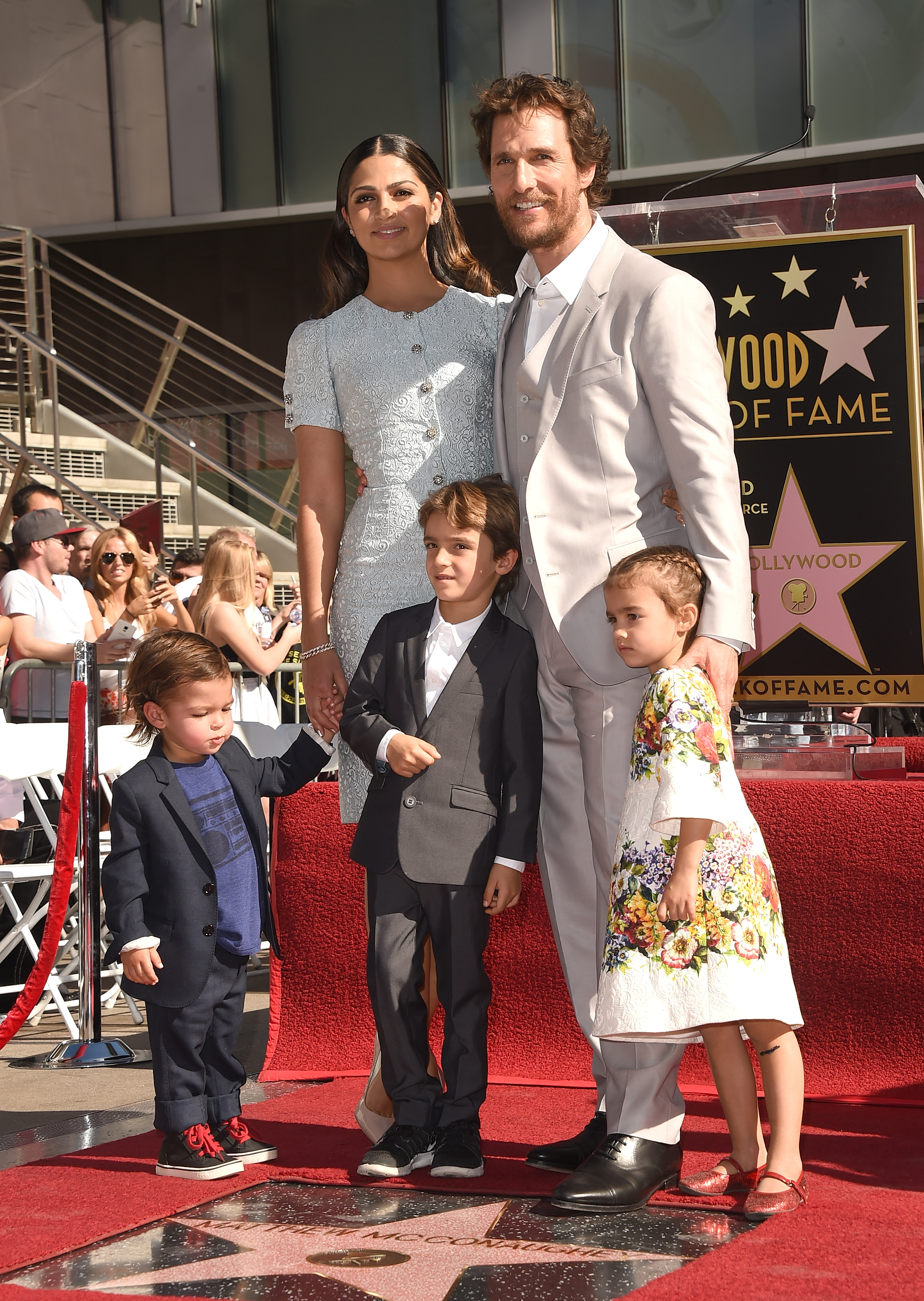 Matthew McConaughey und seine Frau Camila Alves und ihre Kinder Levi, Livingston und Vida McConaughey bei der Ehrung des Schauspielers auf dem Hollywood Walk of Fame am 17. November 2014 in Hollywood, Kalifornien | Quelle: Getty Images