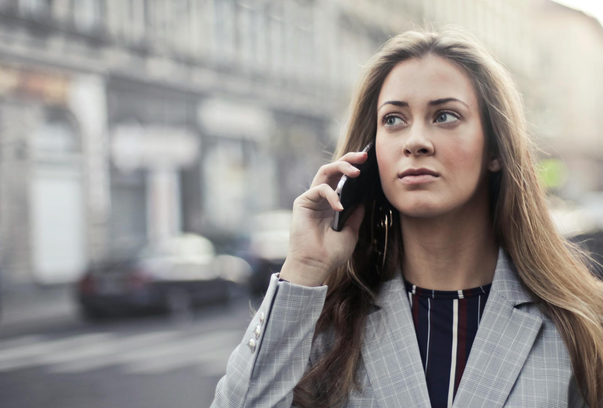 Eine Frau mit grimmigem Blick beim Telefonieren | Quelle: Pexels