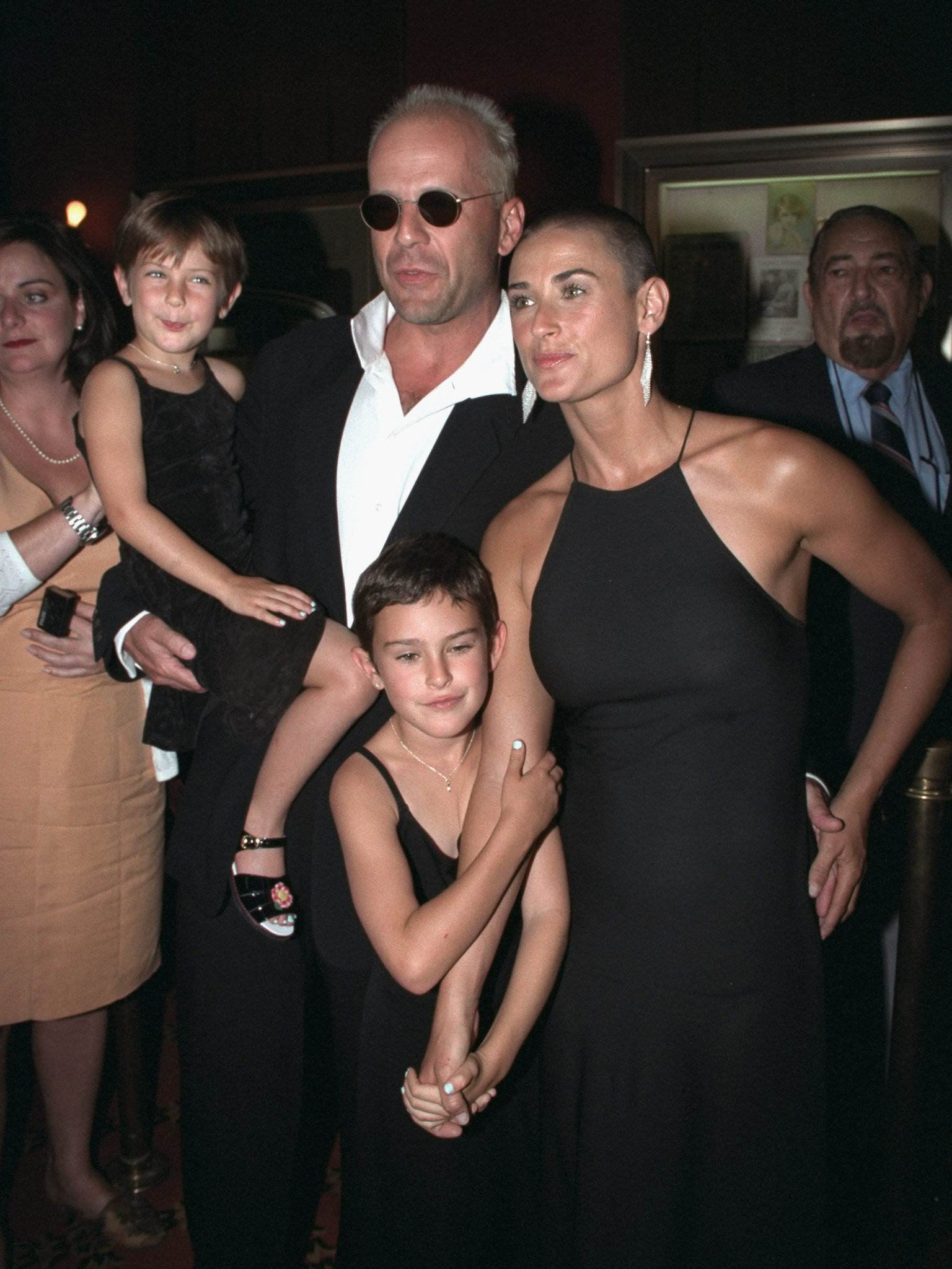 Demi Moore und Bruce Willis mit ihren Töchtern Rumer und Scout bei der Premiere des Films "Striptease" im Ziegfeld Theater, am 23. Juni 1996. | Quelle: Getty Images