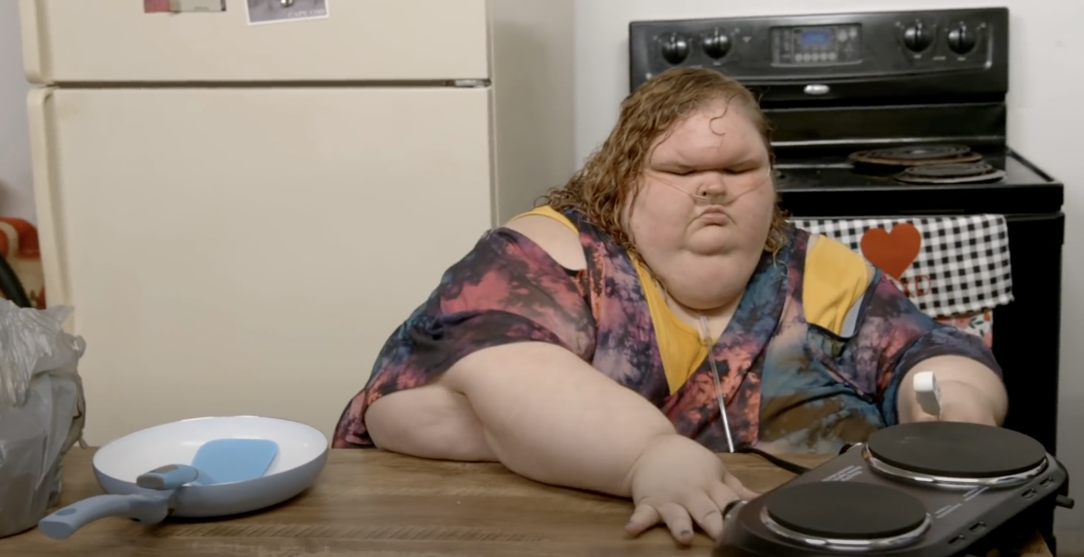 Eine Szene aus „1000-lb Sisters“, in der Tammy mit ihrer neuen Krankenschwester kocht, gepostet am 29. November 2021. | Quelle: YouTube/TLC