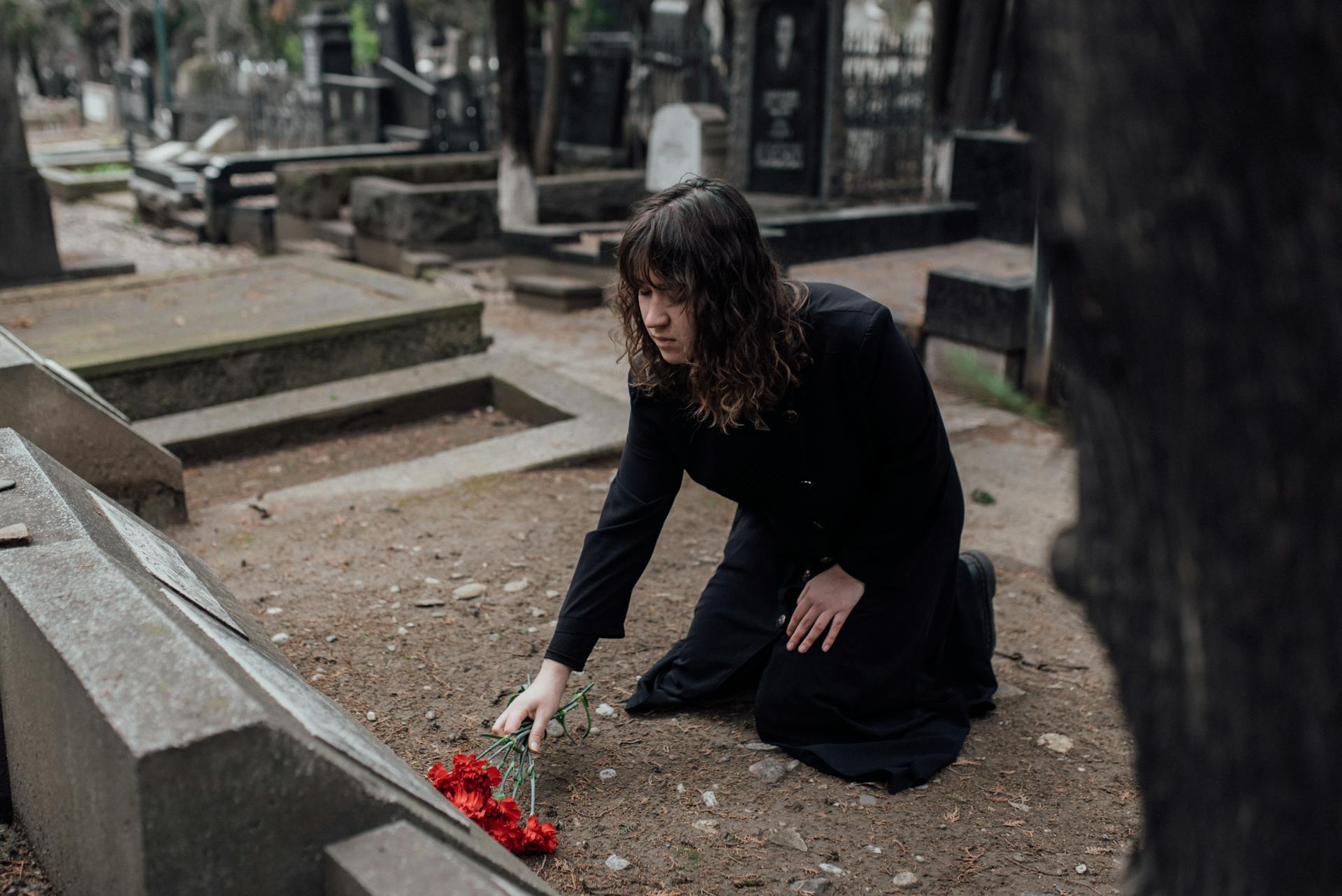 Eine Person auf einem Friedhof | Quelle: Pexels
