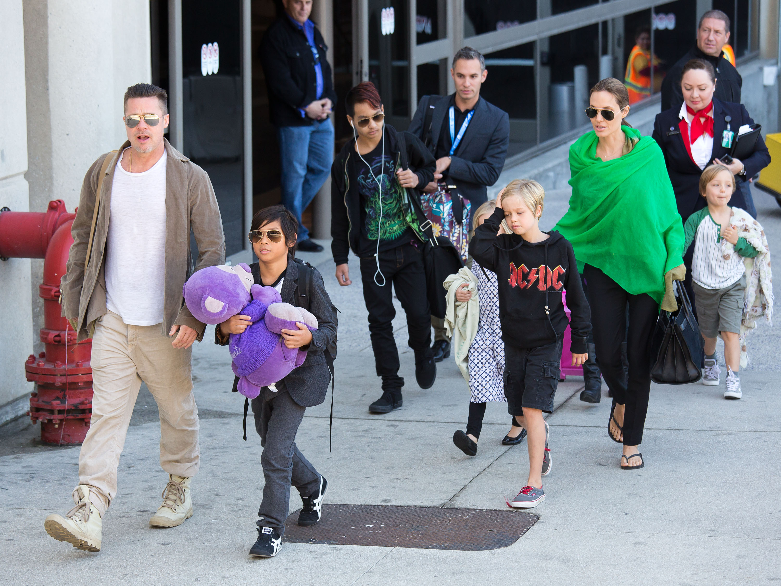 Brad Pitt und Angelina Jolie mit ihren Kindern Pax, Maddox, Shiloh, Vivienne und Knox Jolie-Pitt am 5. Februar 2014 in Los Angeles, Kalifornien. | Quelle: Getty Images