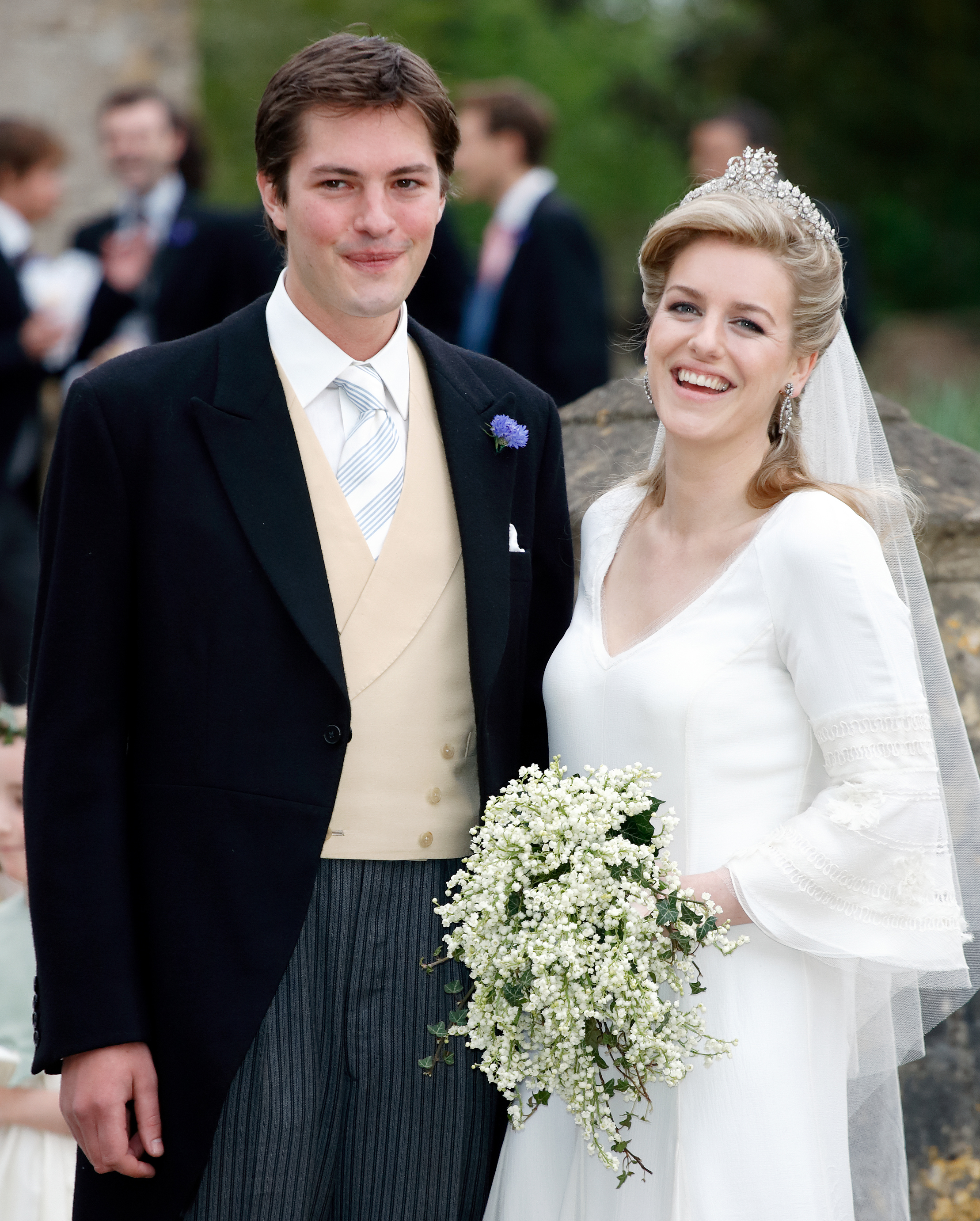 Harry Lopes und Laura Parker Bowles nach ihrer Hochzeit in der St. Cyriac's Church am 6. Mai 2006 in Lacock, England. | Quelle: Getty Images