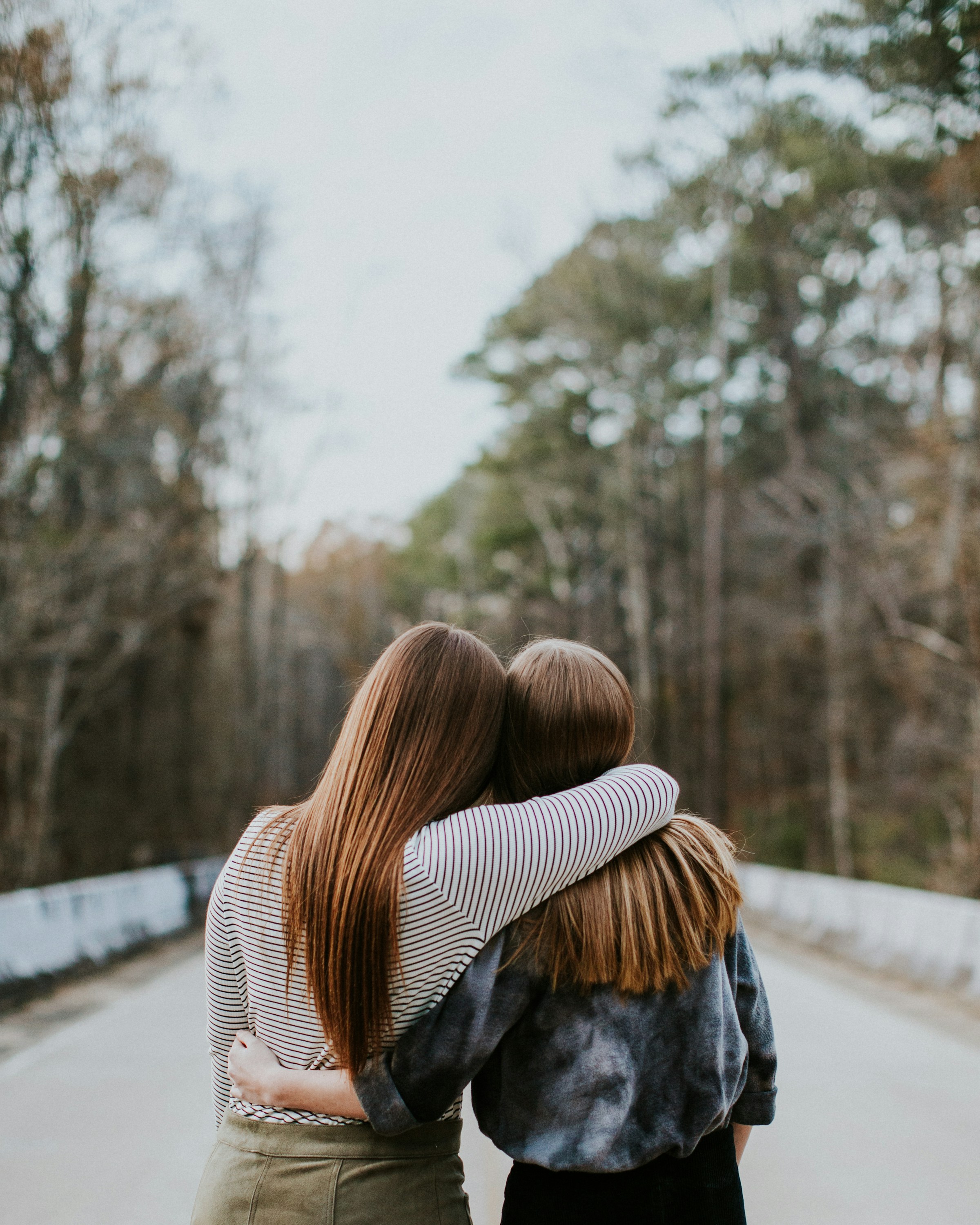 Zwei Frauen halten sich gegenseitig fest | Quelle: Unsplash