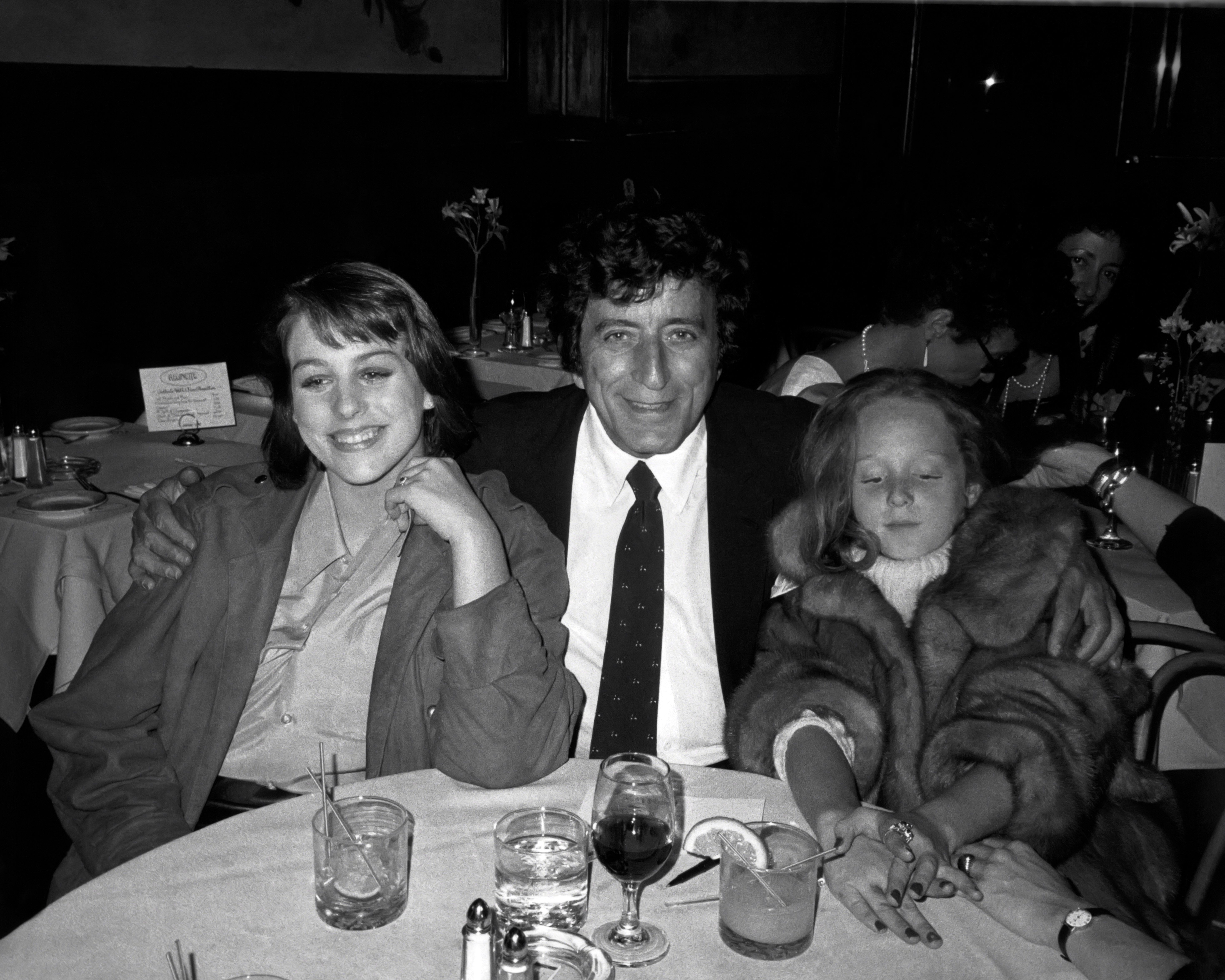 Joanna, Tony und Antonia Bennett in New York City, ca. 1984. | Quelle: Getty Images