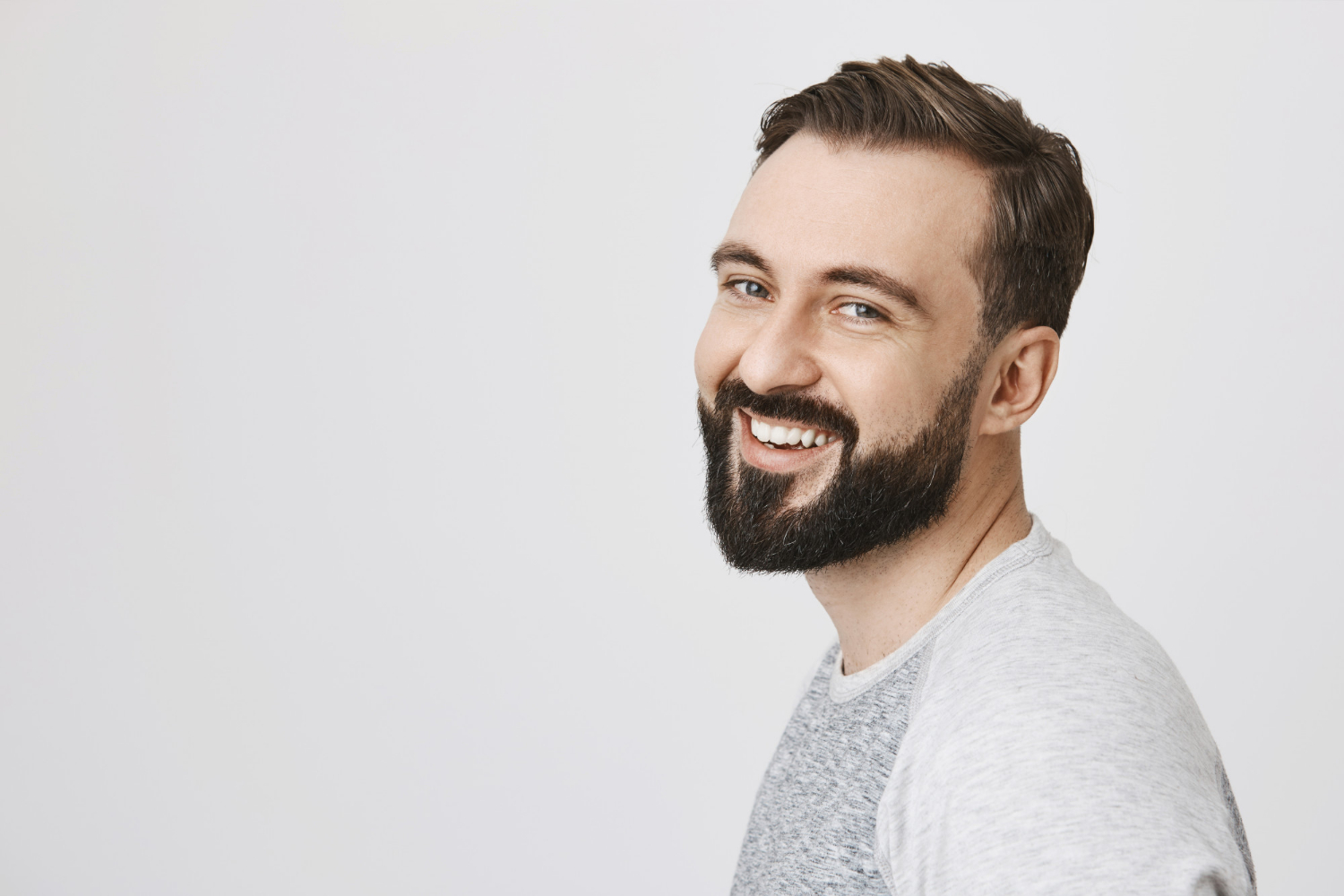 Ein lächelnder Mann | Quelle: Freepik
