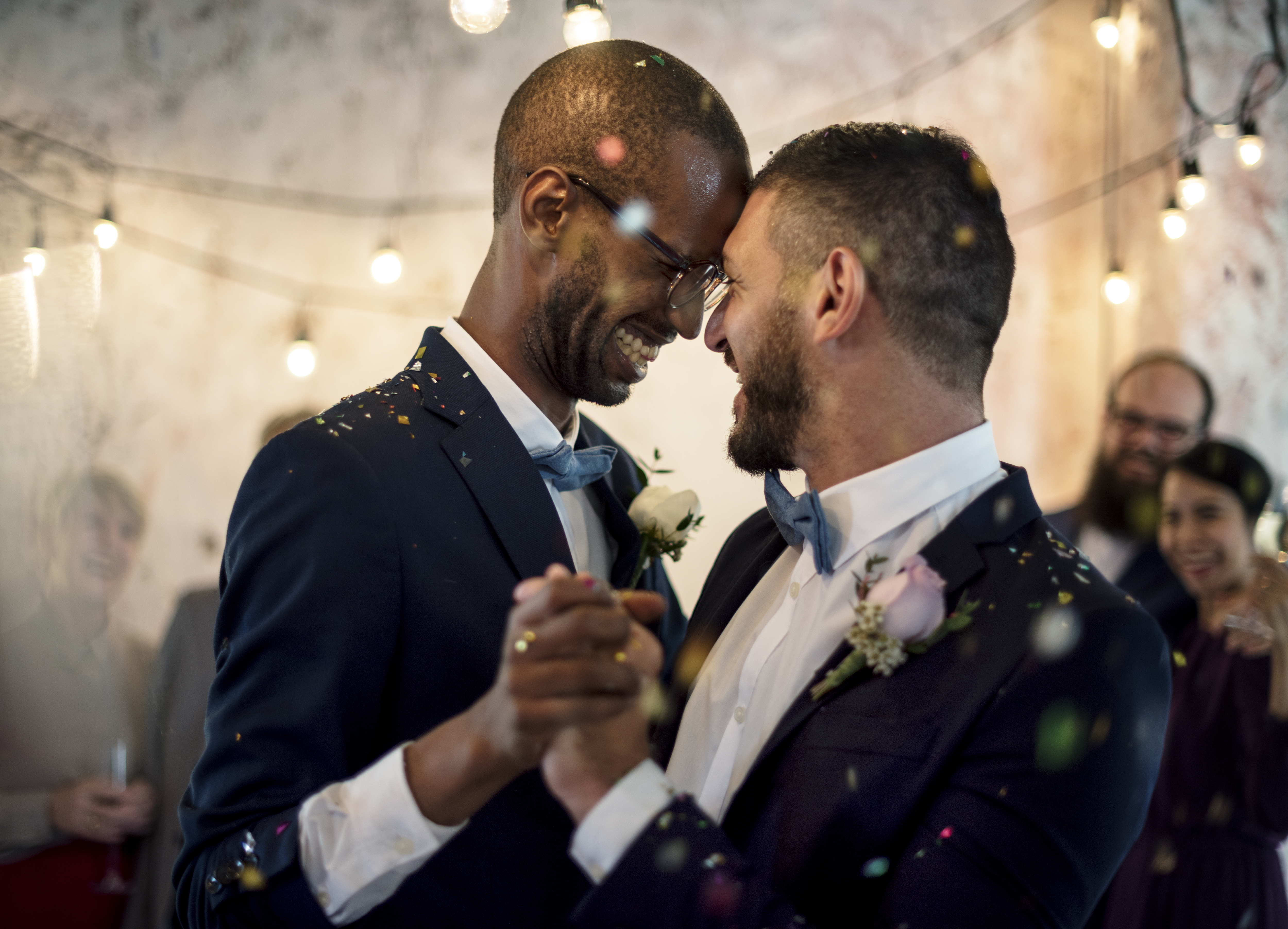 Eine Nahaufnahme eines frisch verheirateten schwulen Paares | Quelle: Shutterstock