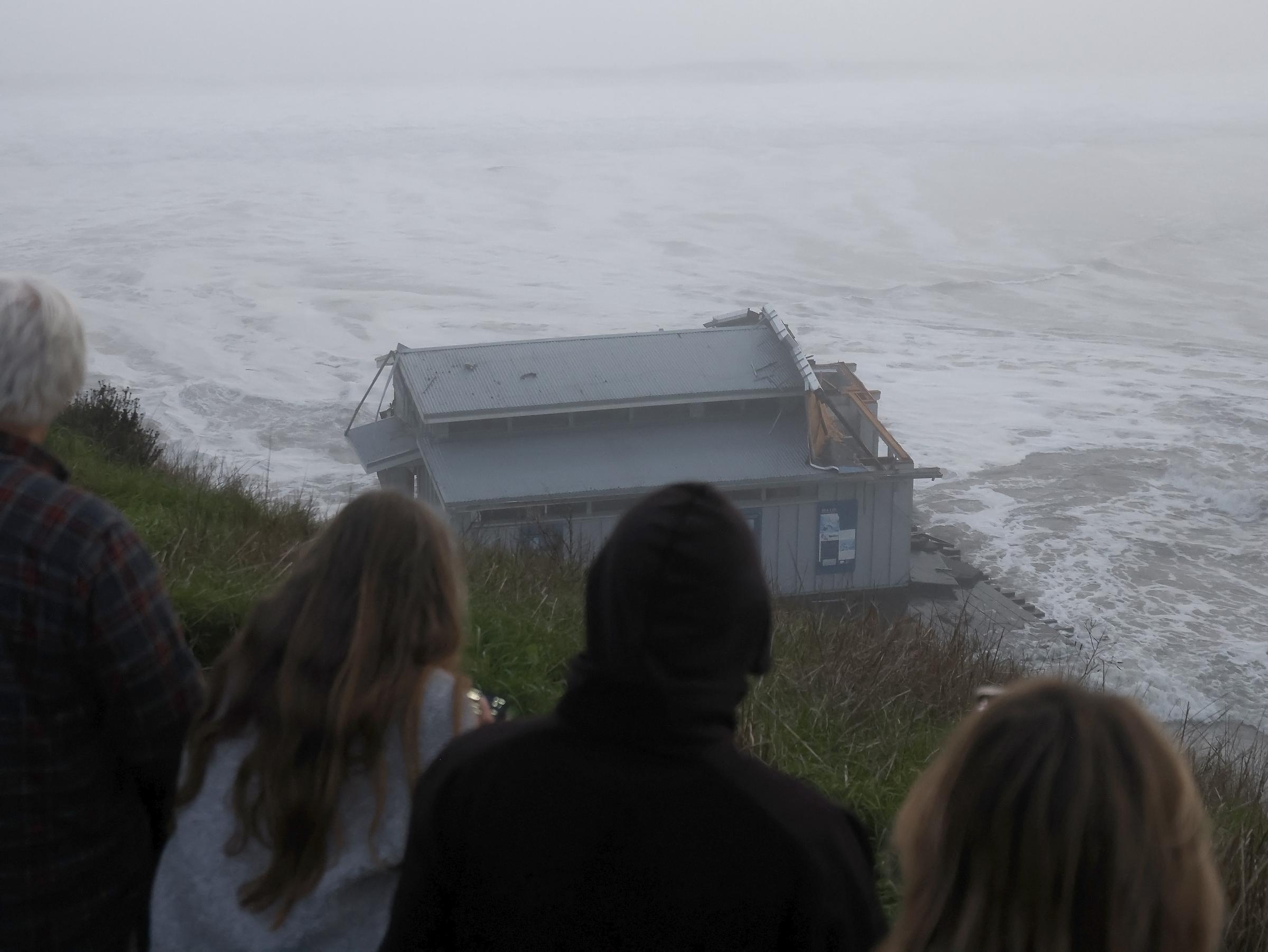 Menschen schauen auf den eingestürzten Pier an der Santa Cruz Wharf in Santa Cruz, Kalifornien, am 23. Dezember 2024 | Quelle: Getty Images