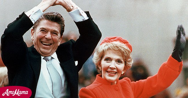 Ronald und Nancy Reagan winken und verschränken die Hände zum Sieg bei Reagans erster Amtseinführung am 20. Januar 1981. | Quelle: Getty Images