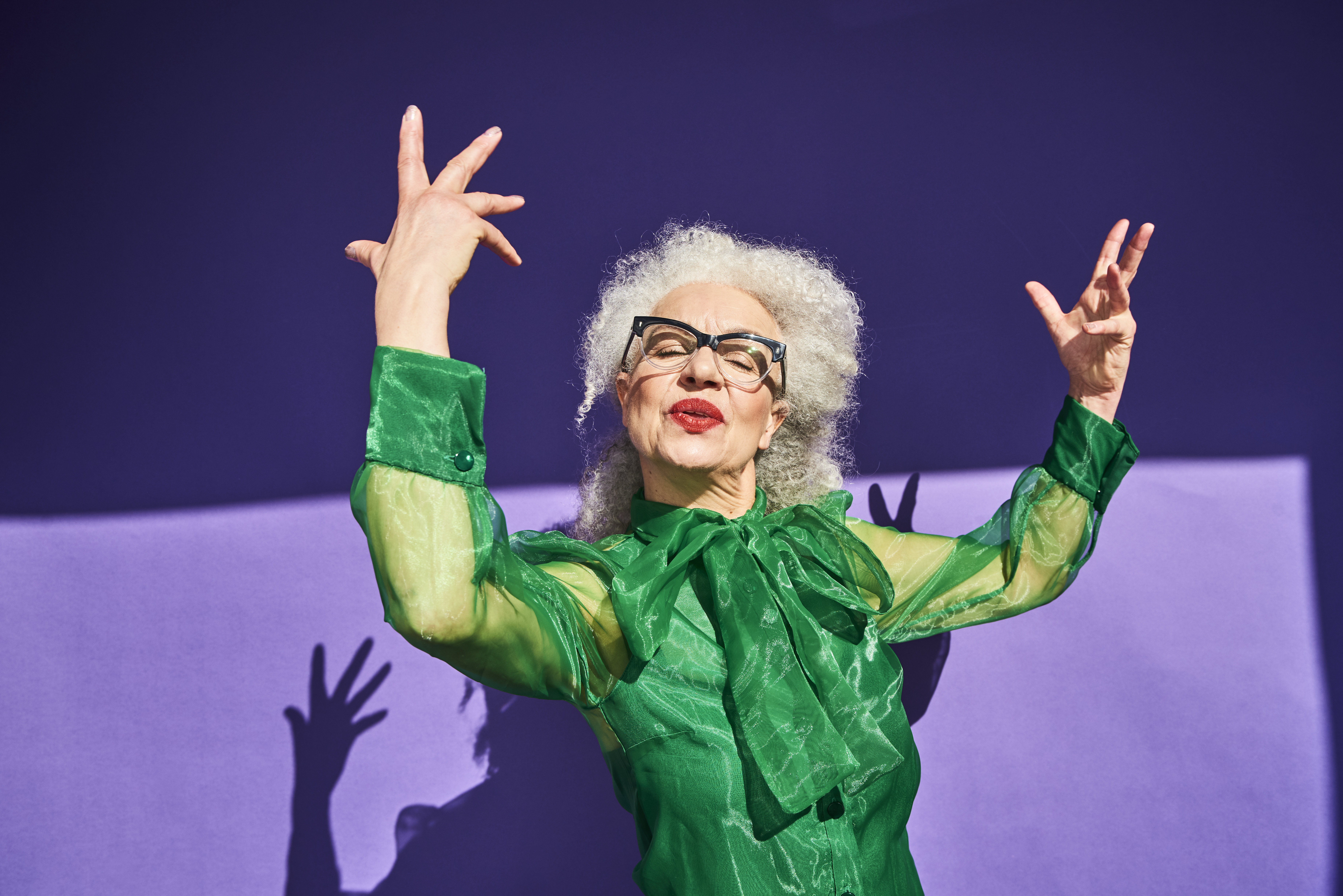 Buntes Studioporträt einer älteren Frau | Quelle: Getty Images