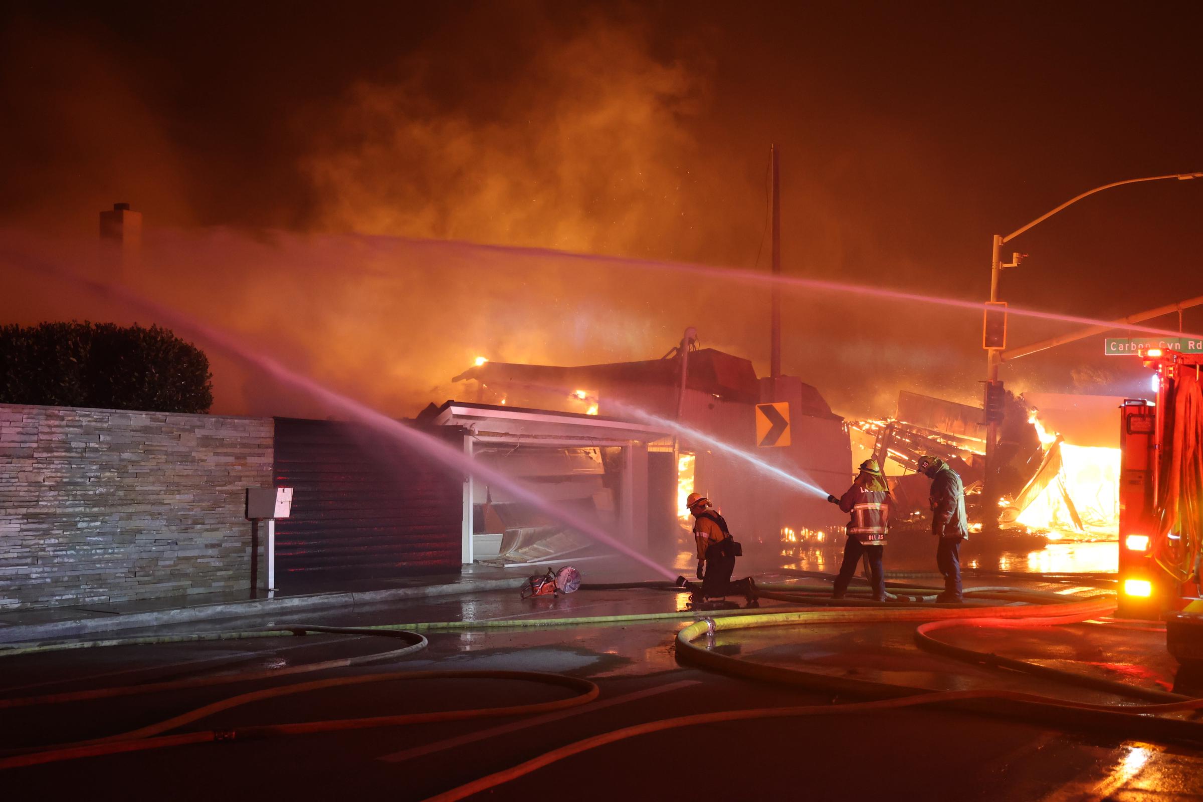 Feuerwehrleute kämpfen weiter gegen das Palisades-Feuer, während die Flammen in Los Angeles, Kalifornien, am 9. Januar 2025 wüten | Quelle: Getty Images