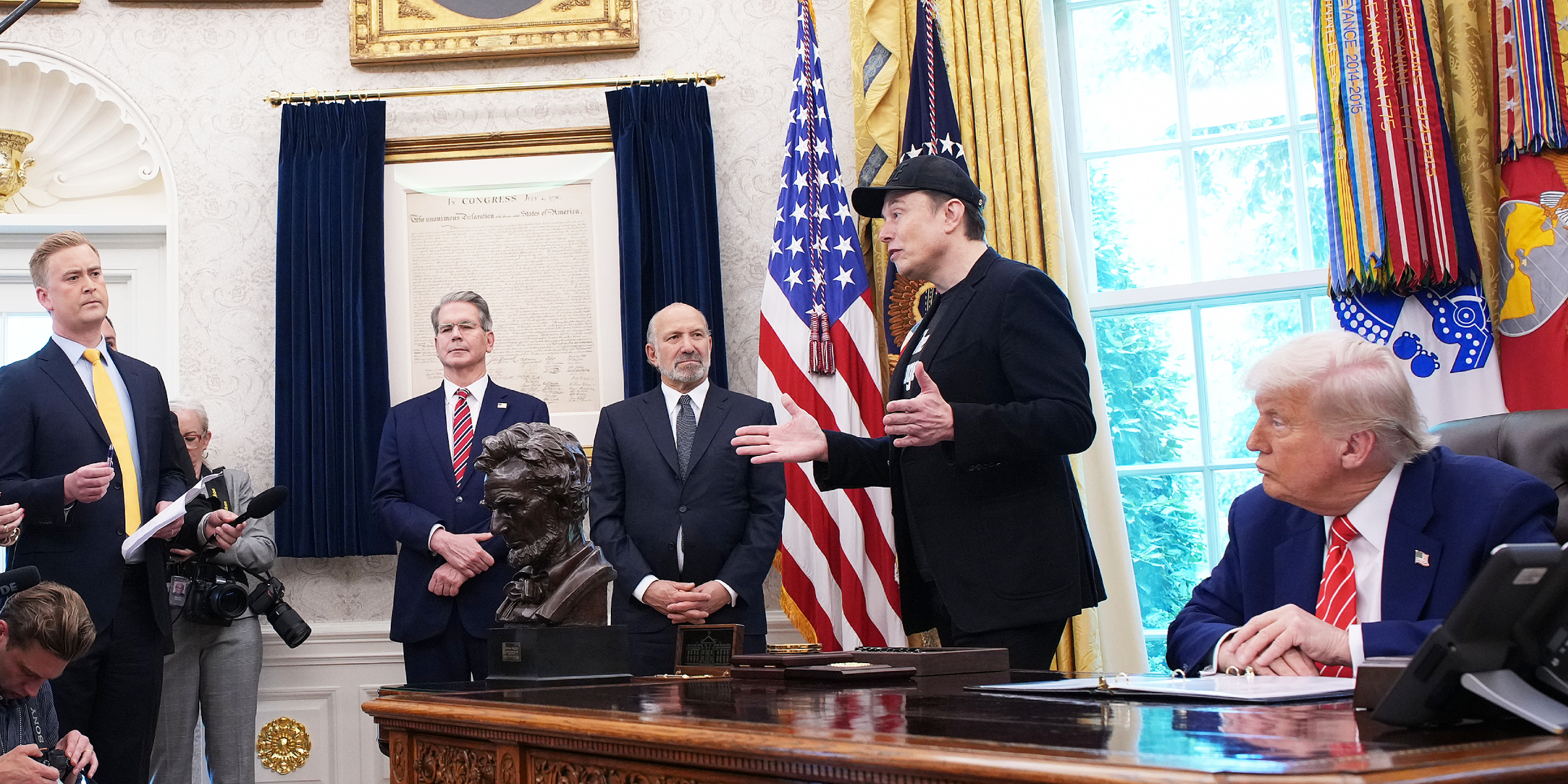 Elon Musk spricht neben US-Präsident Donald Trump zu Reportern im Oval Office | Quelle: Getty Images