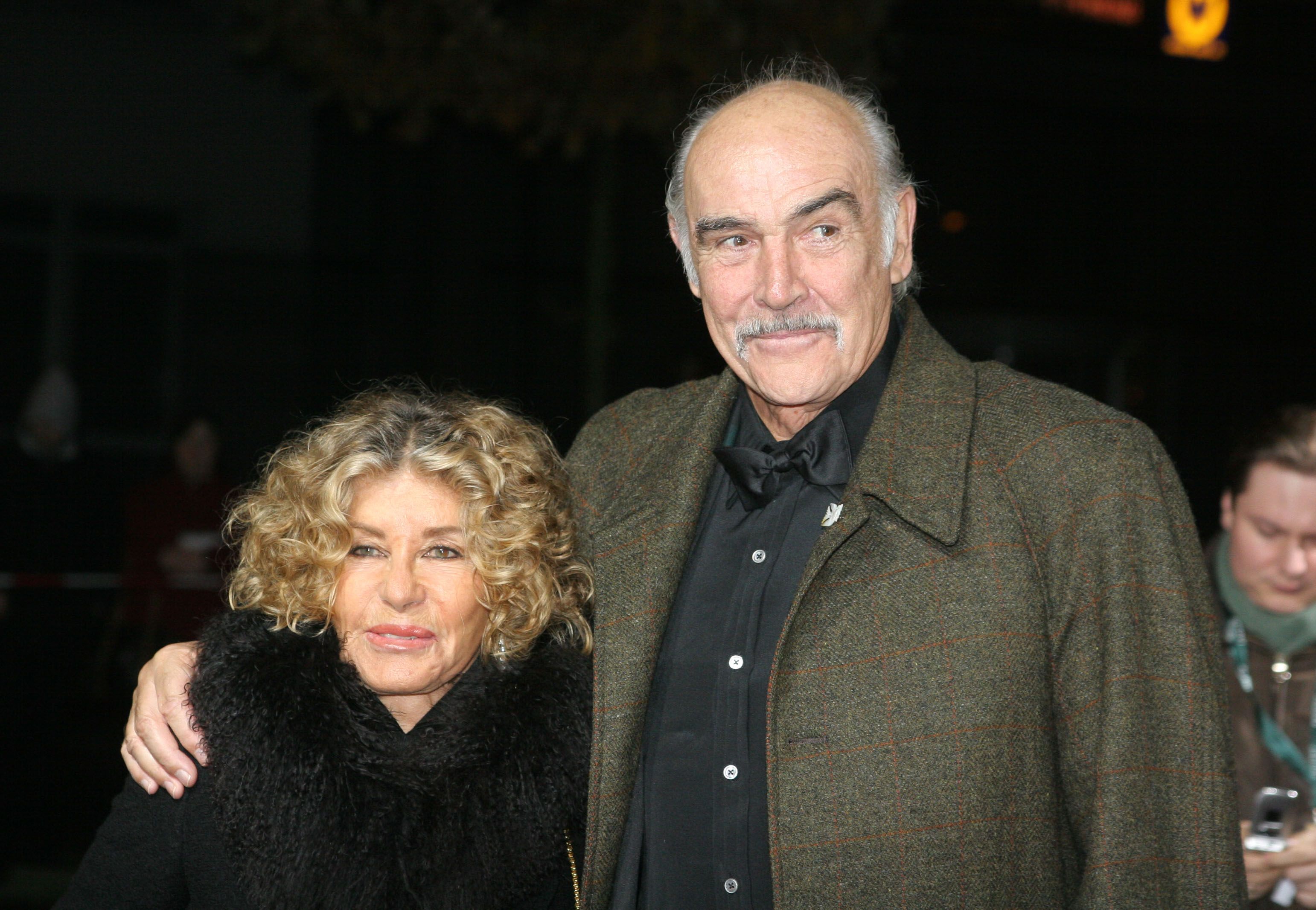 Sir Sean Connery und seine Frau Micheline Roquebrune nehmen am 3. Dezember 2005 an den "European Film Awards 2005" in der Arena in Berlin teil. (Foto von Tom Maelsa) | Quelle: Getty Images