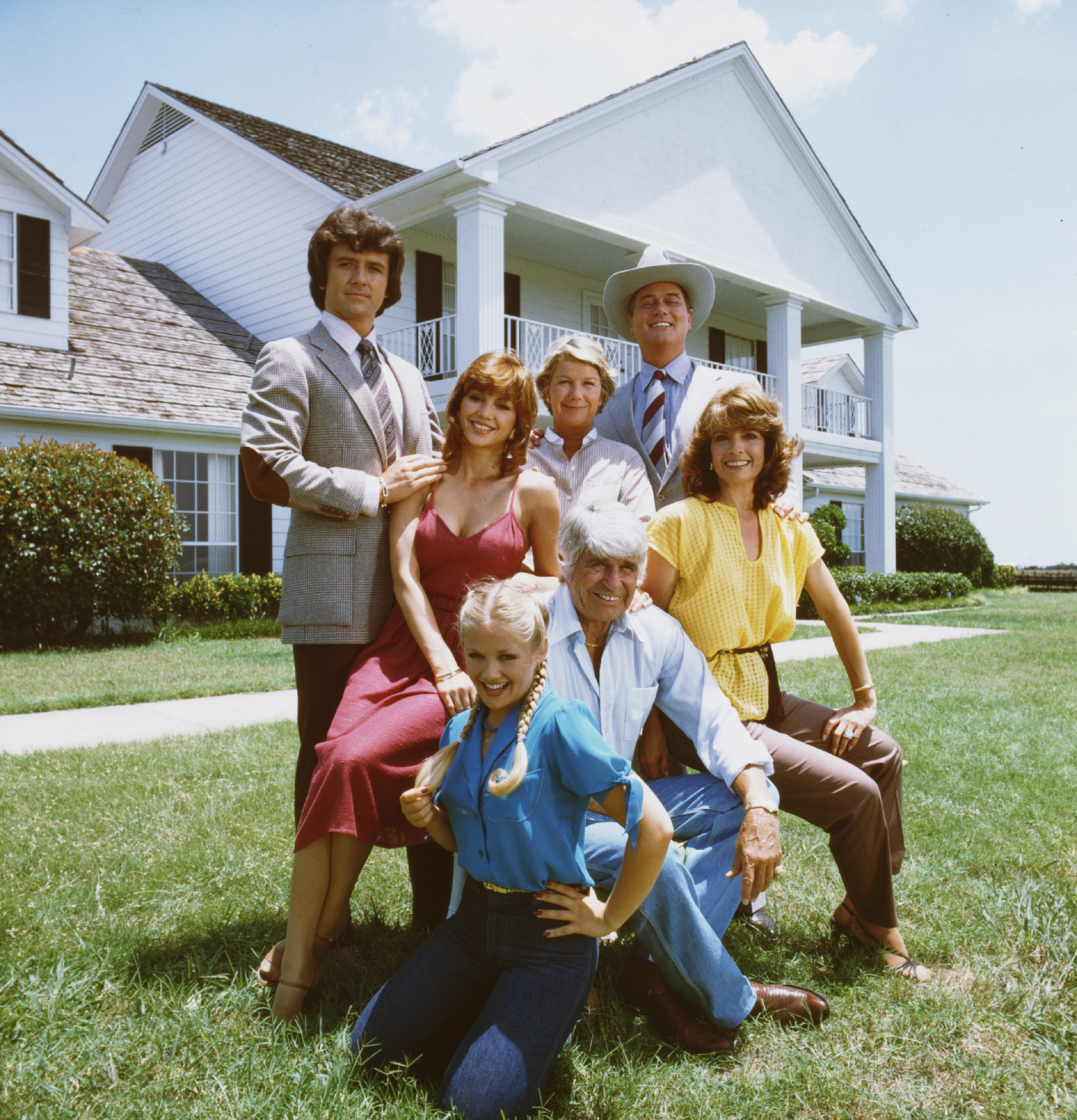 "Dallas"-Darsteller am Set | Quelle: Getty Images