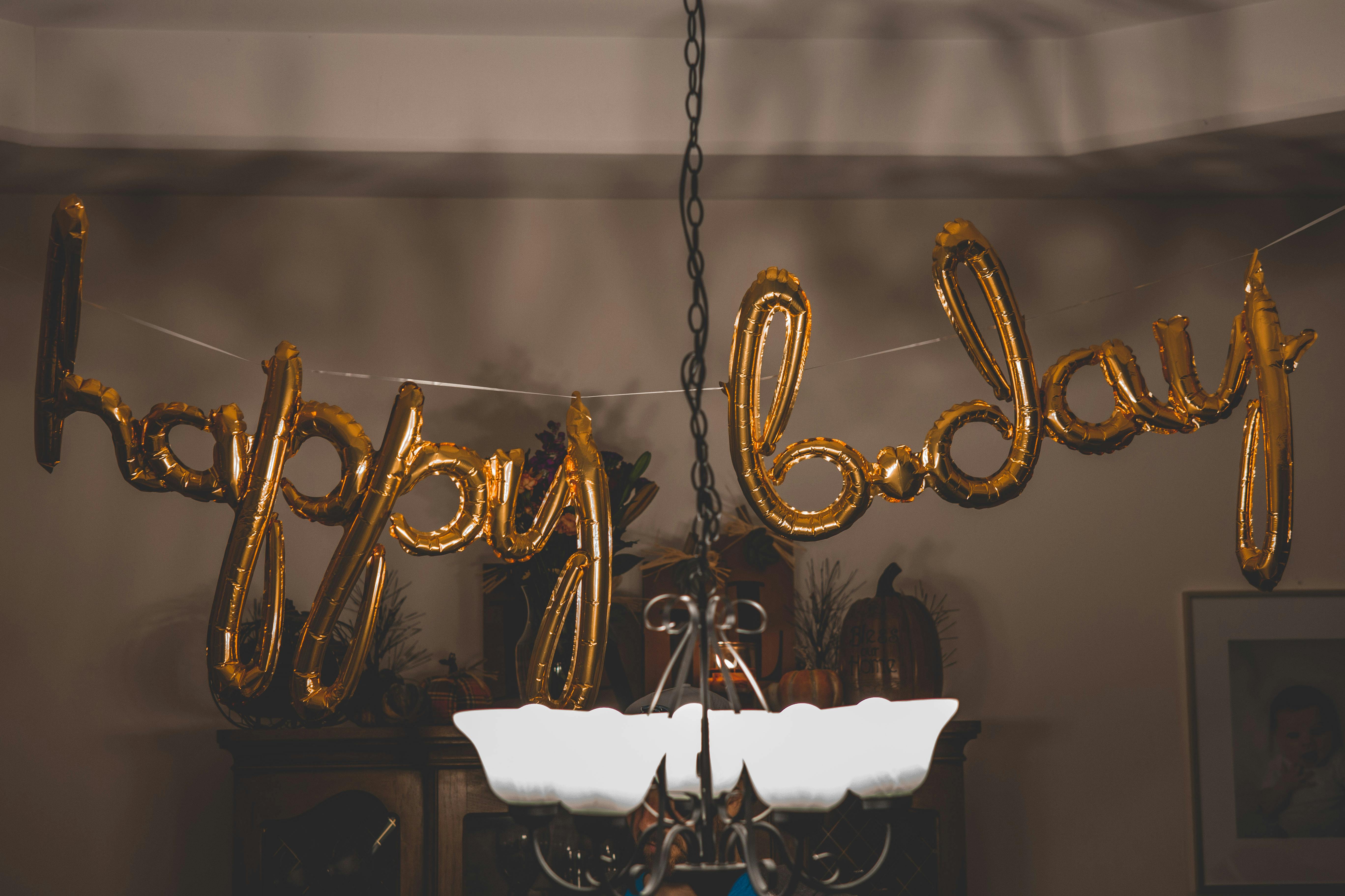 Ein "Happy Bday"-Schild | Quelle: Pexels