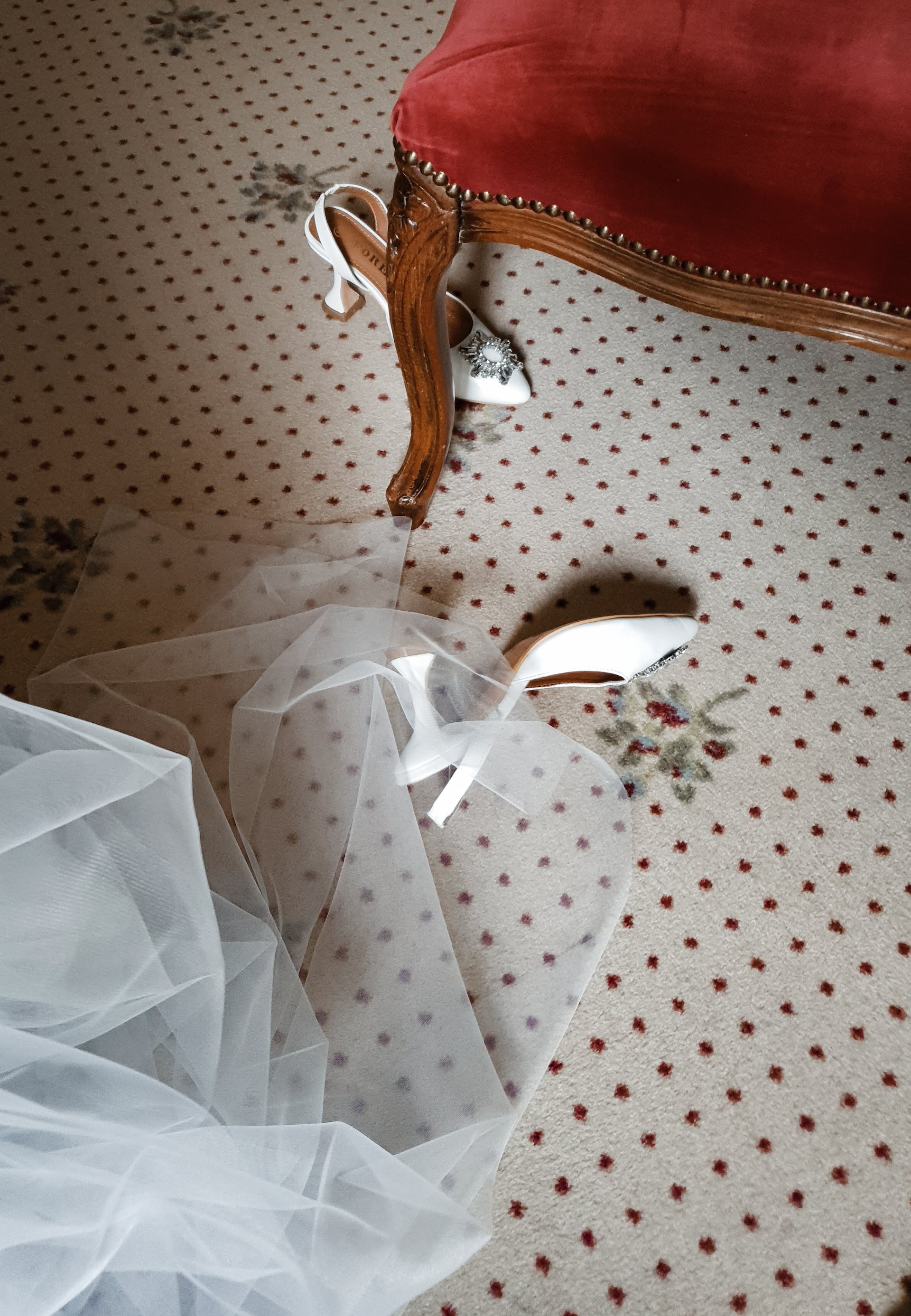 Hochzeitskleid und Schuhe auf dem Boden | Quelle: Pexels