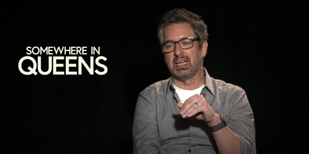 Ray Romano spricht in einem Beitrag vom 13. Mai 2023 über sein Regiedebüt in „Somewhere in Queens“ | Quelle: YouTube/TheWrap