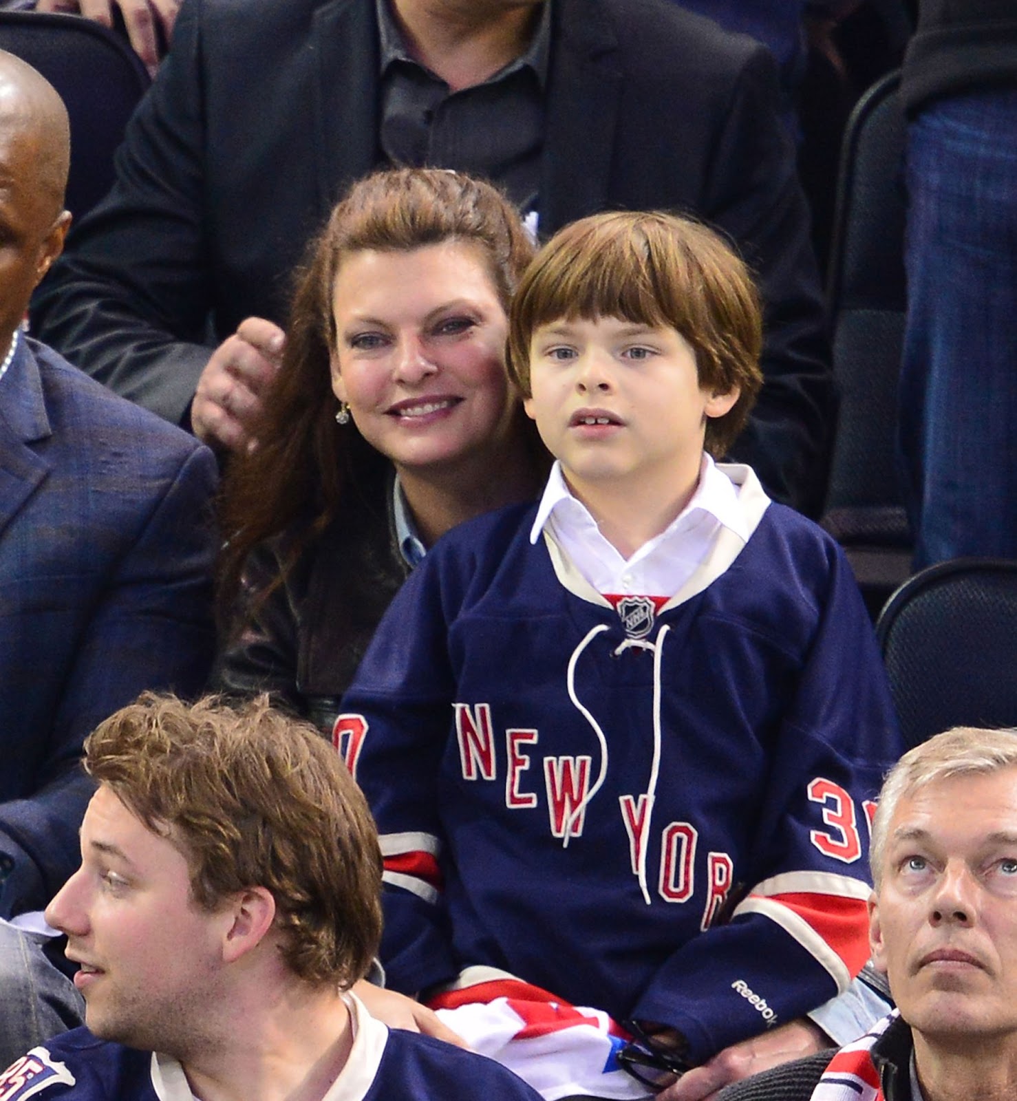 Linda Evangelista besuchte das Spiel der Montreal Canadiens gegen die New York Rangers mit ihrem Sohn am 29. Mai 2014 im Madison Square Garden. Obwohl sie eine Modeikone war, war sie in erster Linie eine Mutter und begleitete ihren Sohn oft zu "Jungssachen" wie Sport. | Quelle: Getty Images