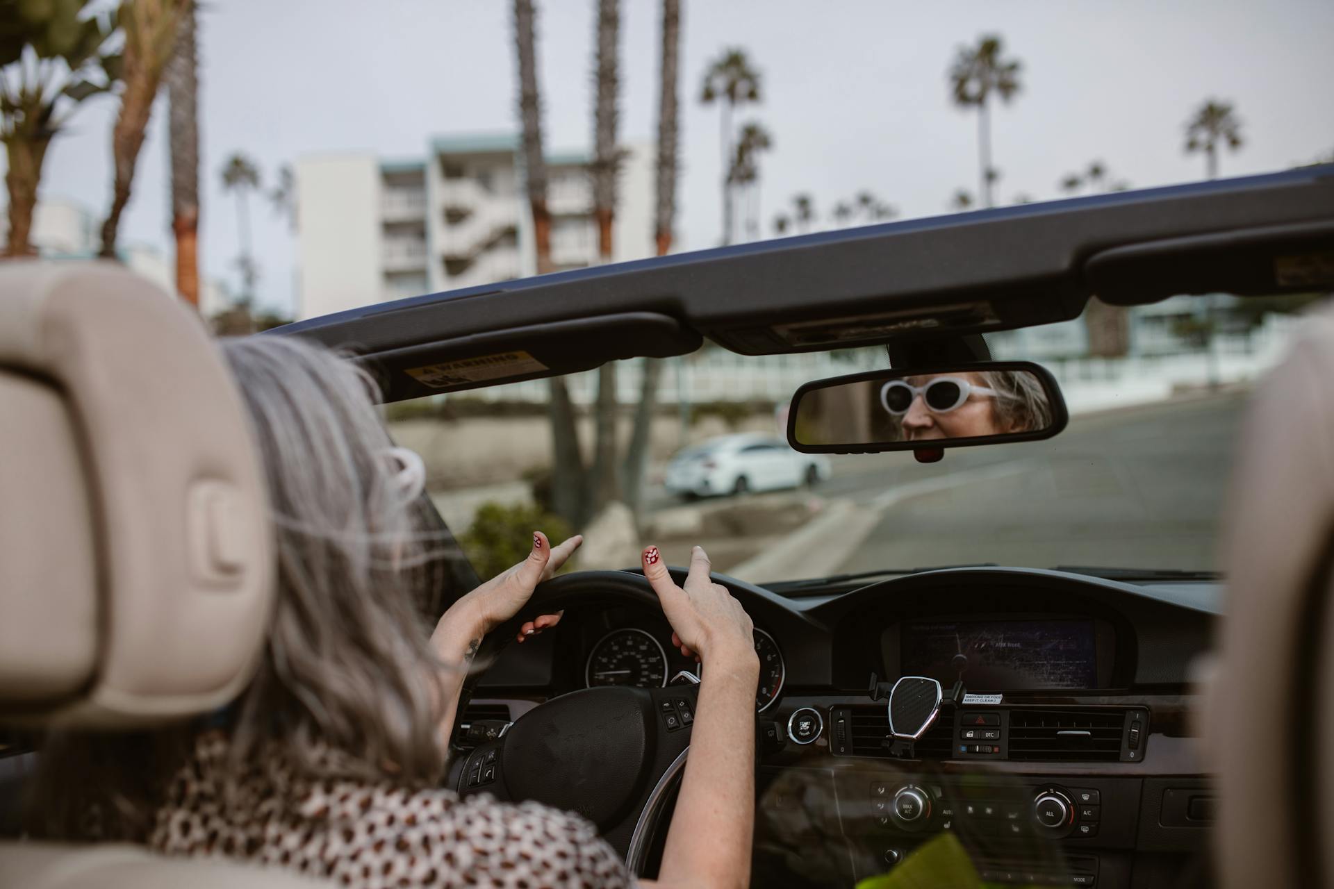 Uma mulher madura dirigindo um carro | Fonte: Pexels