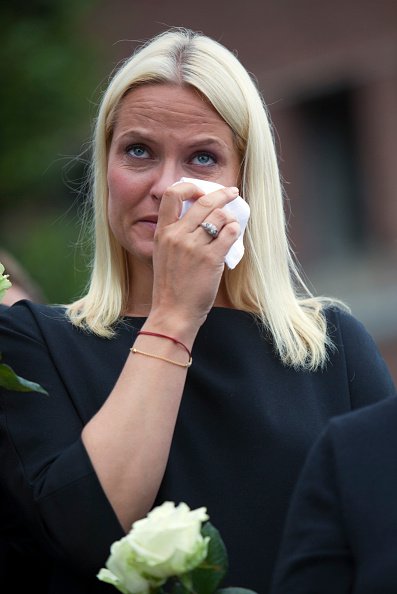 Kronprinzessin Mette-Marit von Norwegen weint nach den Terroranschlägen vom 25. Juli 2011 in Oslo, Norwegen. | Quelle: Getty Images