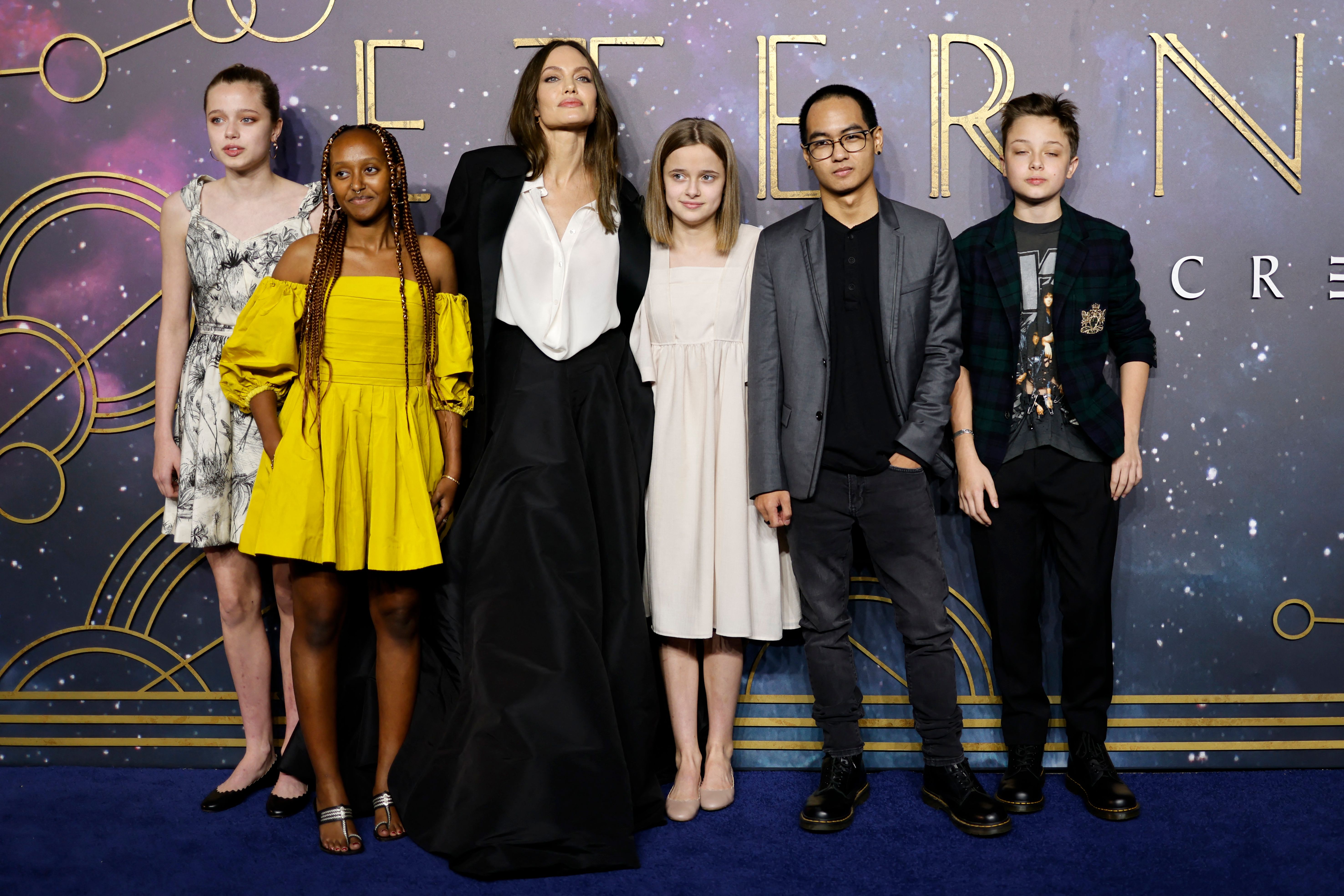 Angelina Jolie mit ihren Kindern Shiloh, Zahara, Vivienne, Maddox und Knox Jolie-Pitt bei der britischen Gala-Vorstellung von