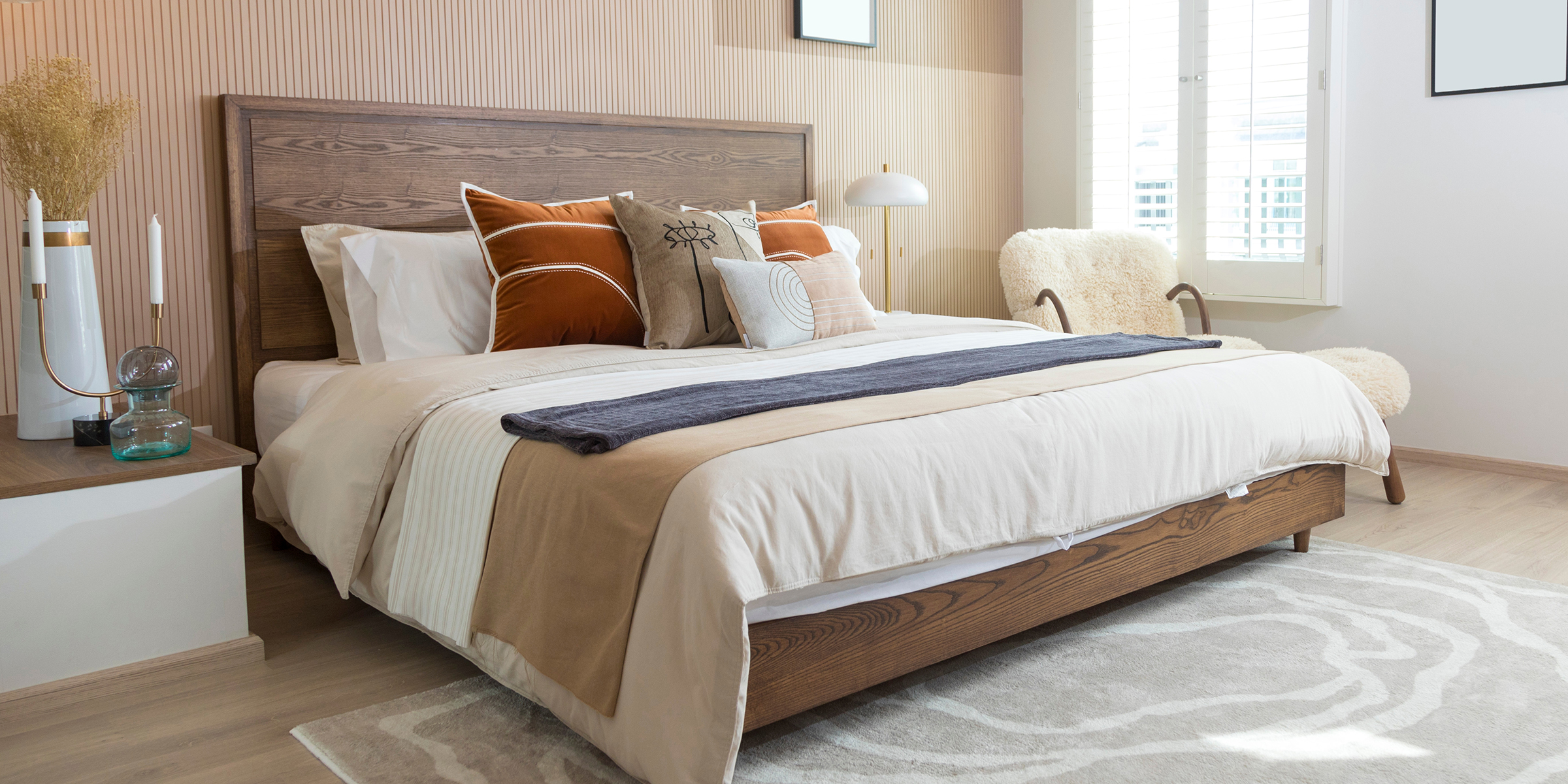 Ein Bett in einem Hauptschlafzimmer | Quelle: Shutterstock