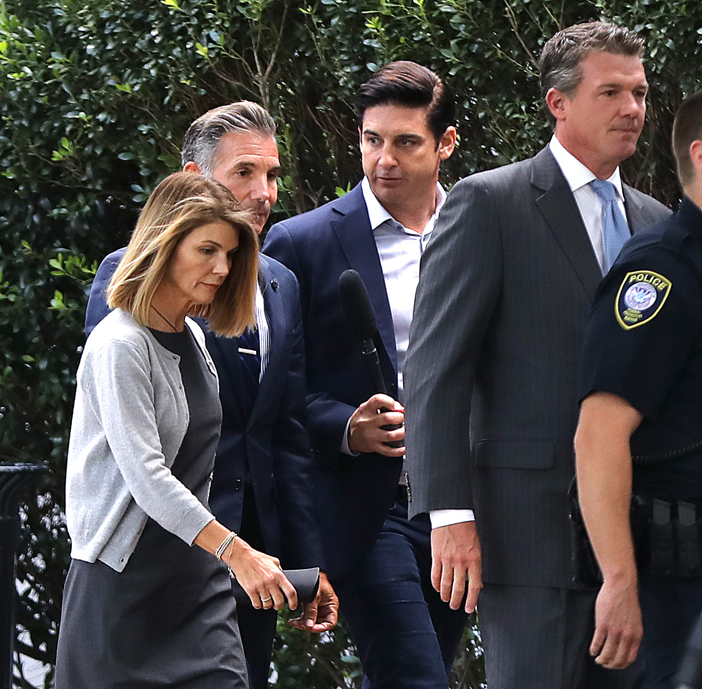 Dieses Bild zeigt einen der am meisten beachteten Momente im Prozess um die Hochschulzulassungsaffäre, in den Lori Loughlin und ihr Ehemann Mossimo Giannulli verwickelt waren. Beide bekannten sich später schuldig und verbüßten Haftstrafen, bevor Loughlin in den folgenden Jahren ihre Schauspielkarriere wieder aufnahm. | Quelle: Getty Images