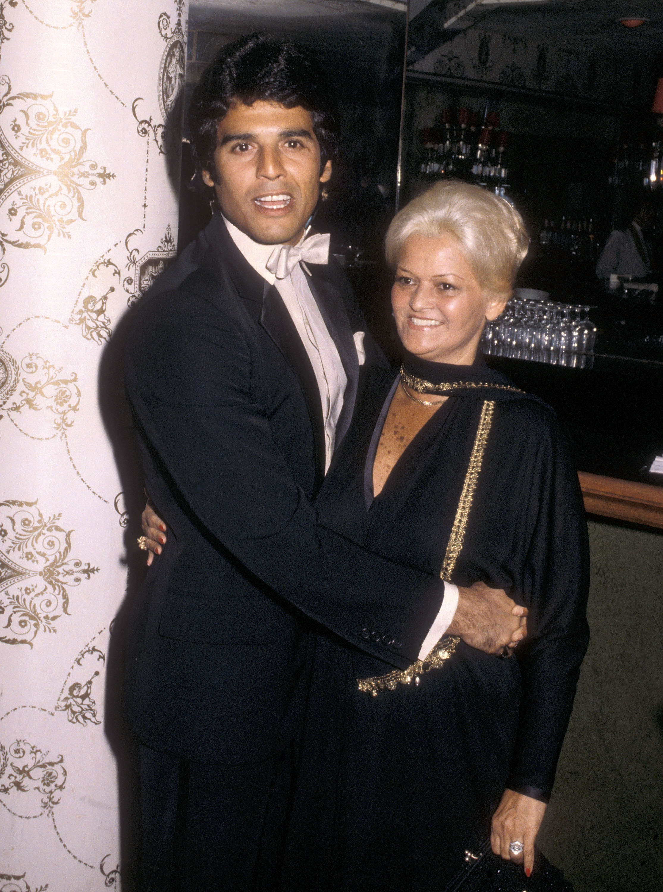 Der Schauspieler und seine Mutter, Carmen Estrada, am 7. Oktober 1979 in einem Hotel in Beverly Hills, Kalifornien. | Quelle: Getty Images