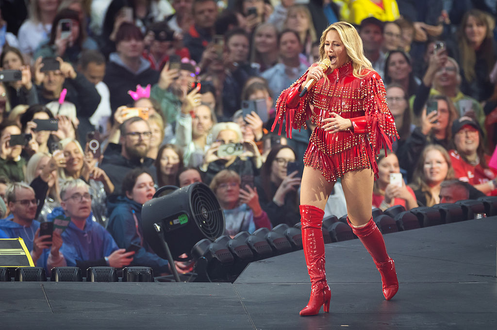 Helene Fischer tritt während der Eröffnungsshow der 360° Stadion Tour im Rudolf-Harbig-Stadion am 10. Juni 2026 in Dresden, Deutschland, auf. | Quelle: Getty Images