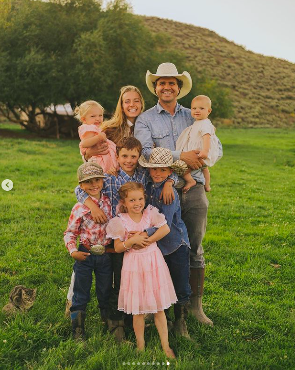 Hannah und Daniel Neeleman mit sechs ihrer Kinder, gepostet am 18. Februar 2022 | Quelle: Instagram/hogfathering und ballerinafarm