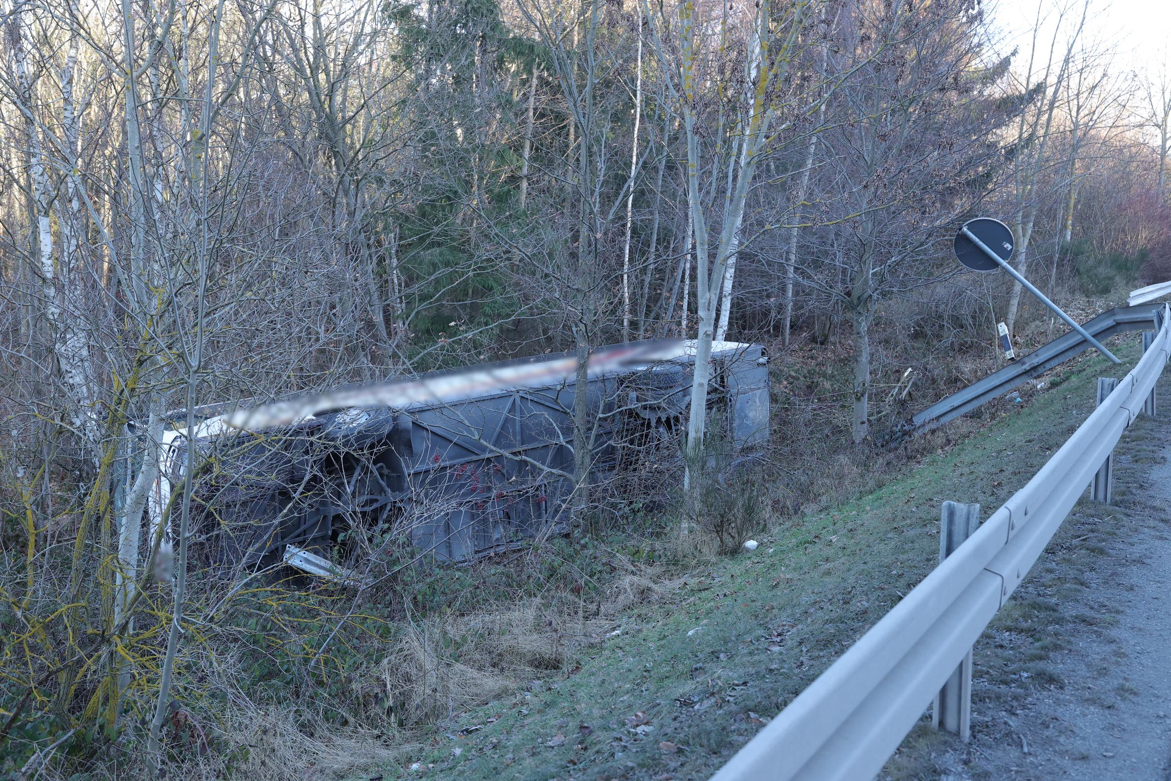 19. Januar 2026, Thüringen, Schleiz: Ein Reisebus, der auf die Seite gekippt und einen Abhang hinuntergerutscht ist, liegt am Unfallort. Nach Angaben der Polizei wurden mehrere Fahrgäste verletzt. | Quelle: Getty Images