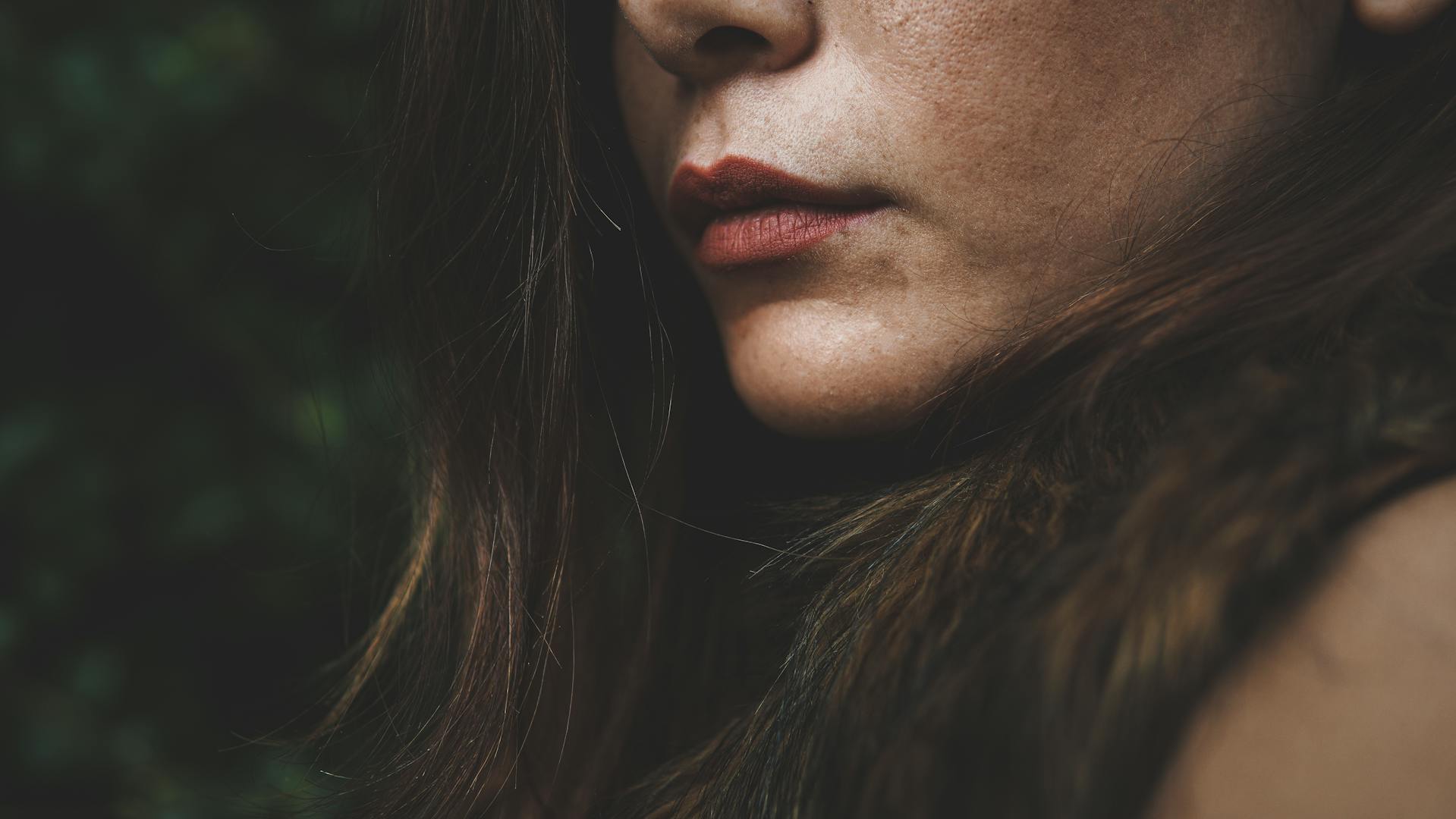 Nahaufnahme des nicht lächelnden Mundes einer Frau | Quelle: Pexels