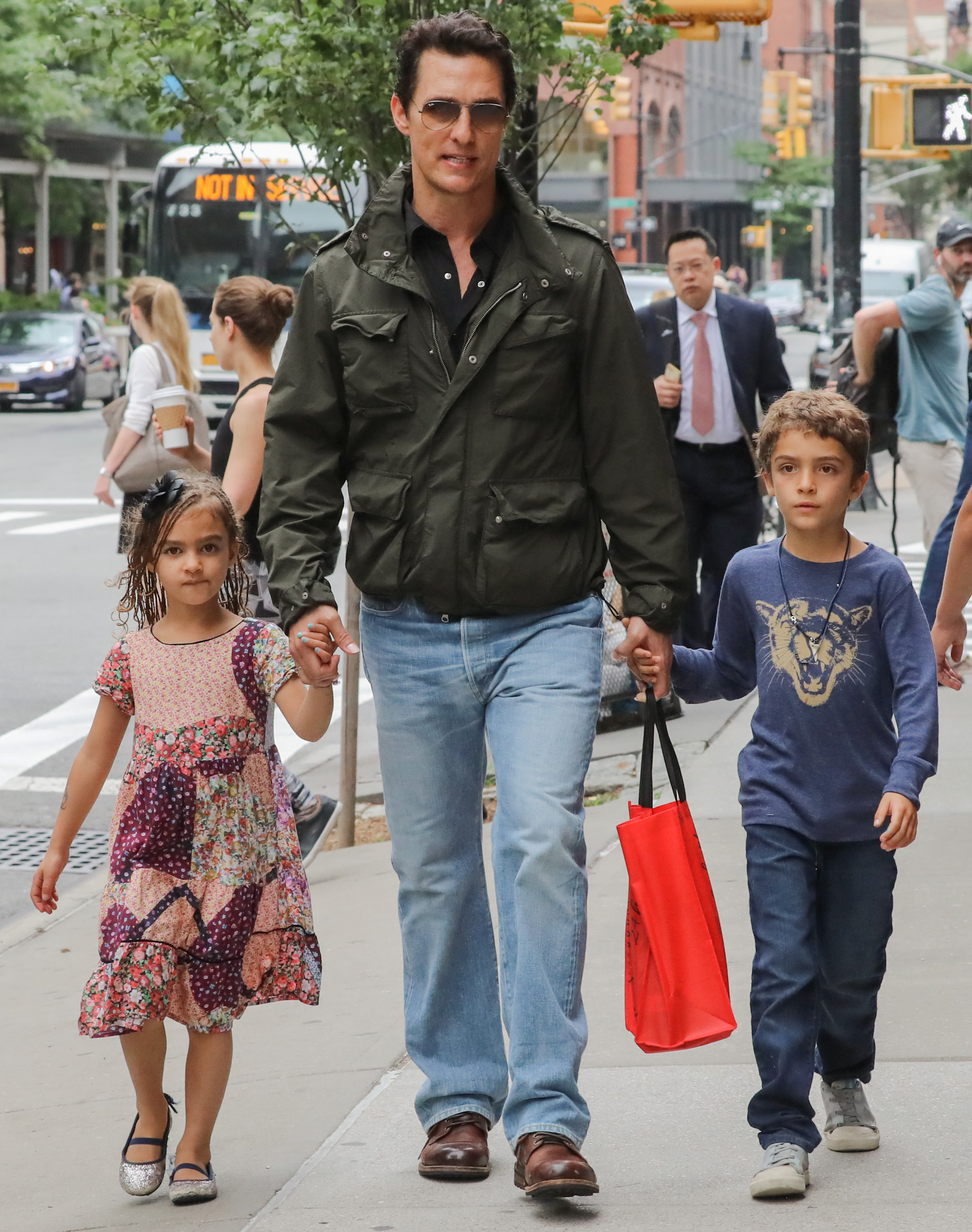 Matthew McConaughey mit Vida und Levi am 28. Juni 2016 in New York City | Quelle: Getty Images