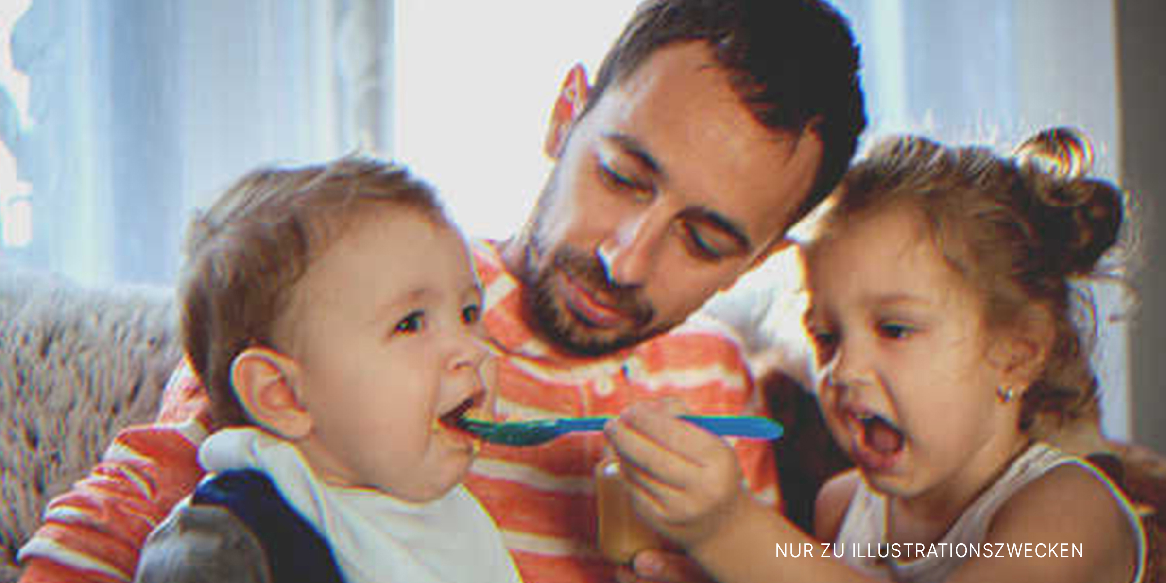 Ein Mann mit zwei kleinen Kindern | Quelle: Getty Images