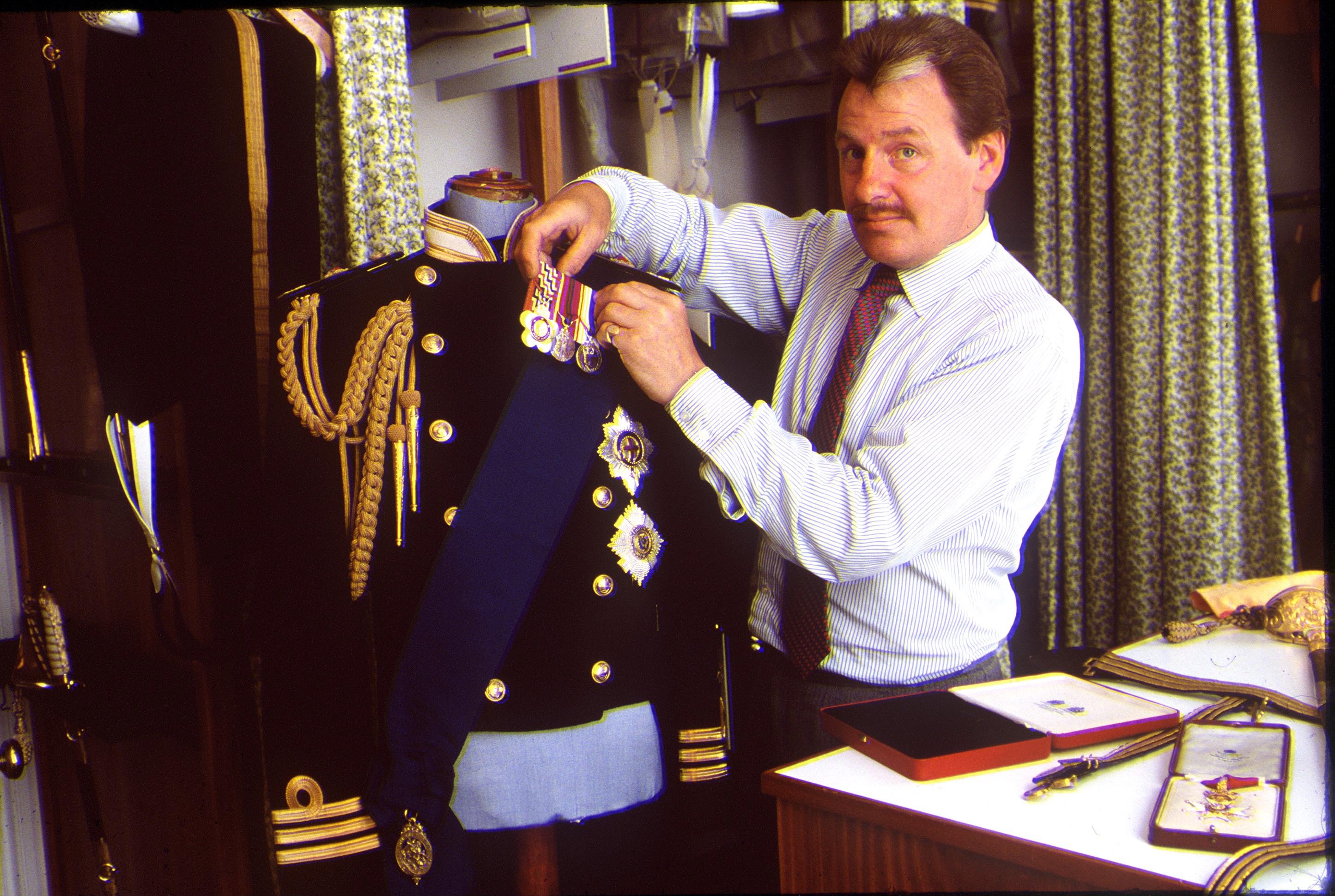 Der Kammerdiener von Prinz Charles, Ken Stronach, im Uniformraum des Kensington Palast am 17. Juli 1986 in London, Vereinigtes Königreich | Quelle: Getty Images