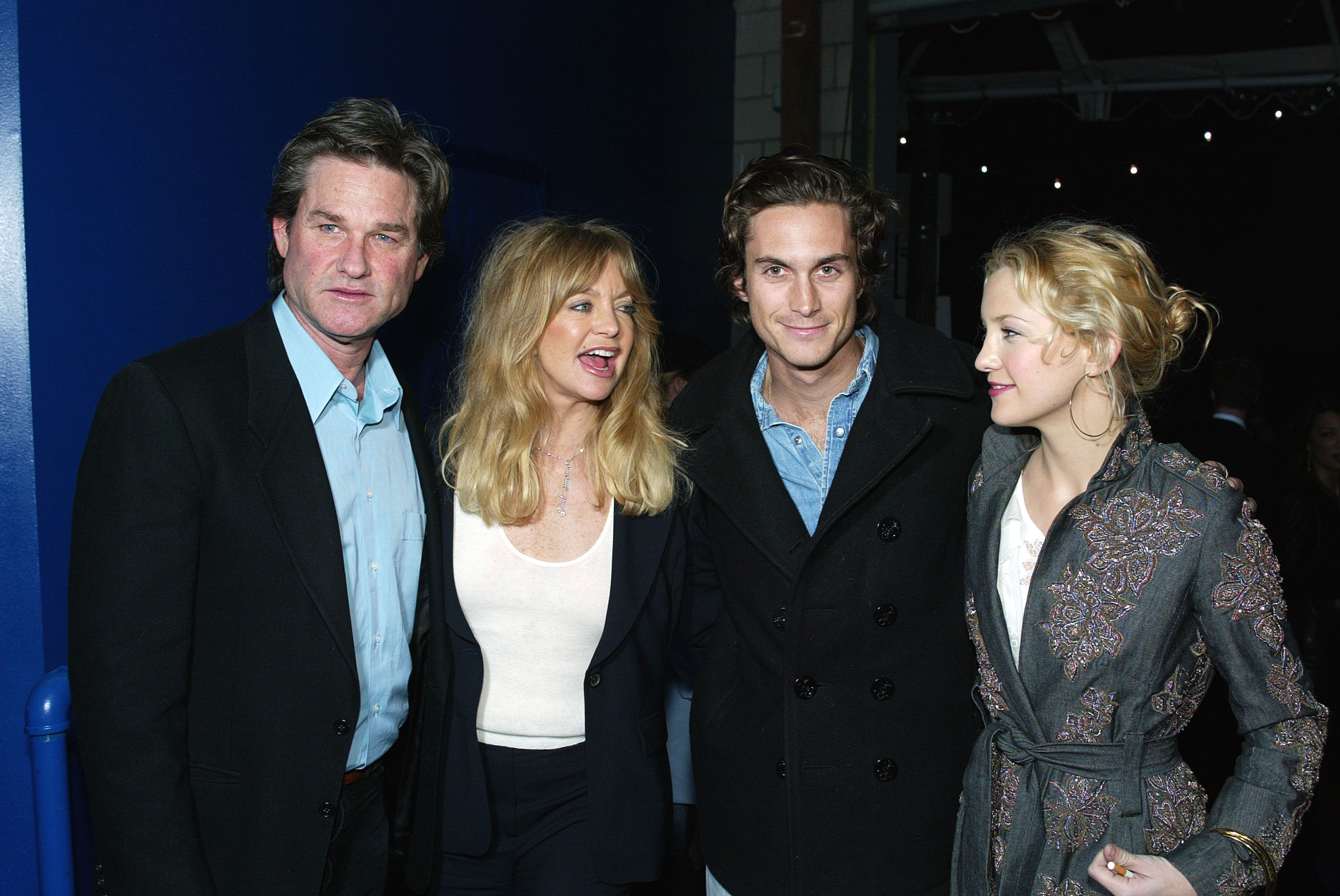 Kurt Russell, Goldie Hawn, Oliver und Kate Hudson auf der "Dark Blue"-Premierenparty in Los Angeles im Jahr 2003 | Quelle: Getty Images