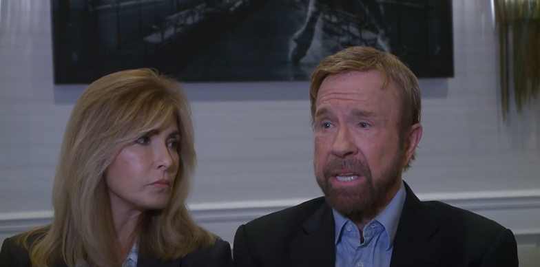 Ein Screenshot aus einem YouTube-Video vom 2. November 2017, in dem Gena O'Kelly und Chuck Norris über ihren medizinischen Albtraum sprechen. | Quelle: YouTube/ KPIX | CBS NEWS BAY AREA