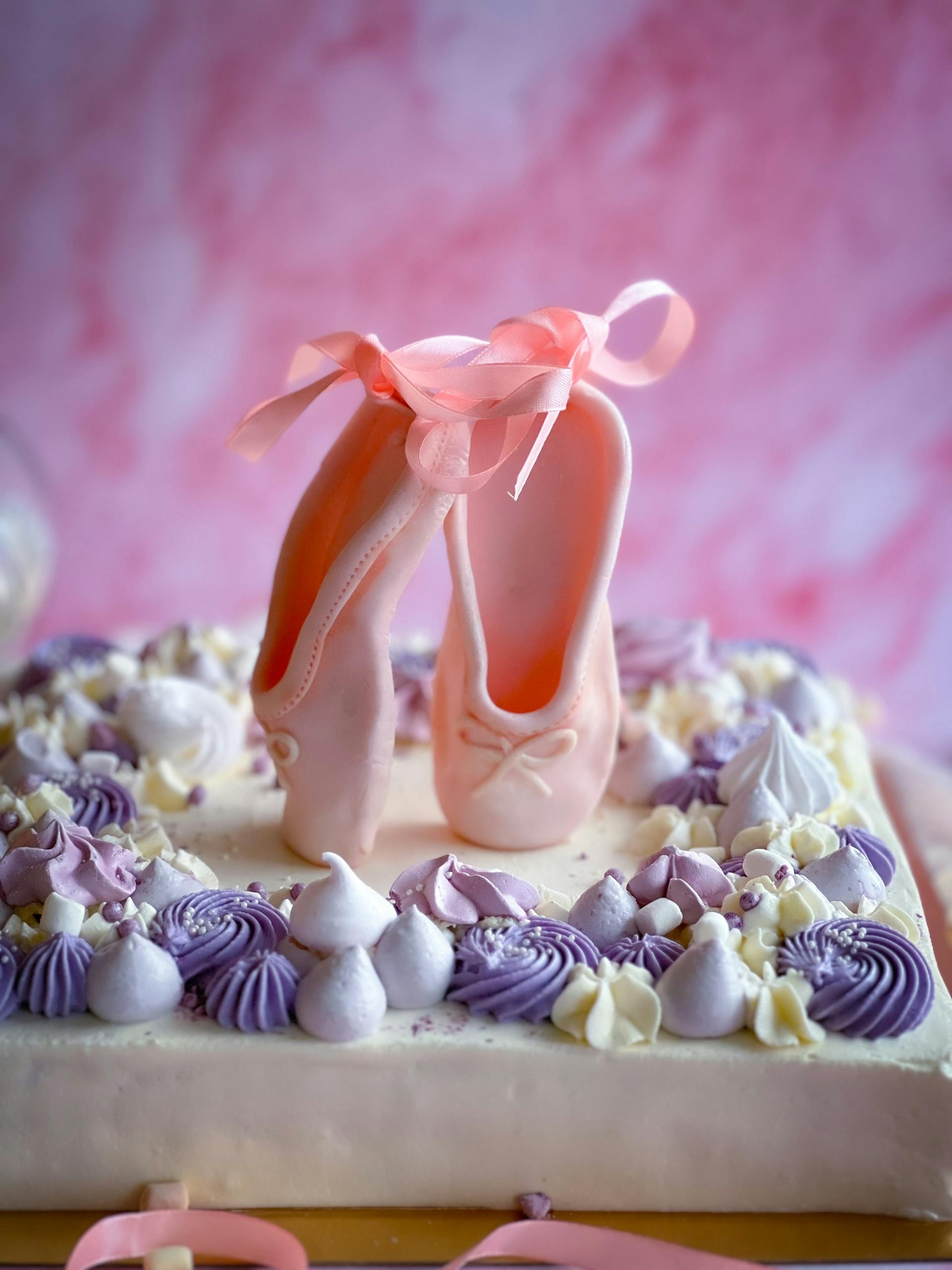 Ein mit Fondant-Spitzenschuhen verzierter Kuchen | Quelle: Pexels