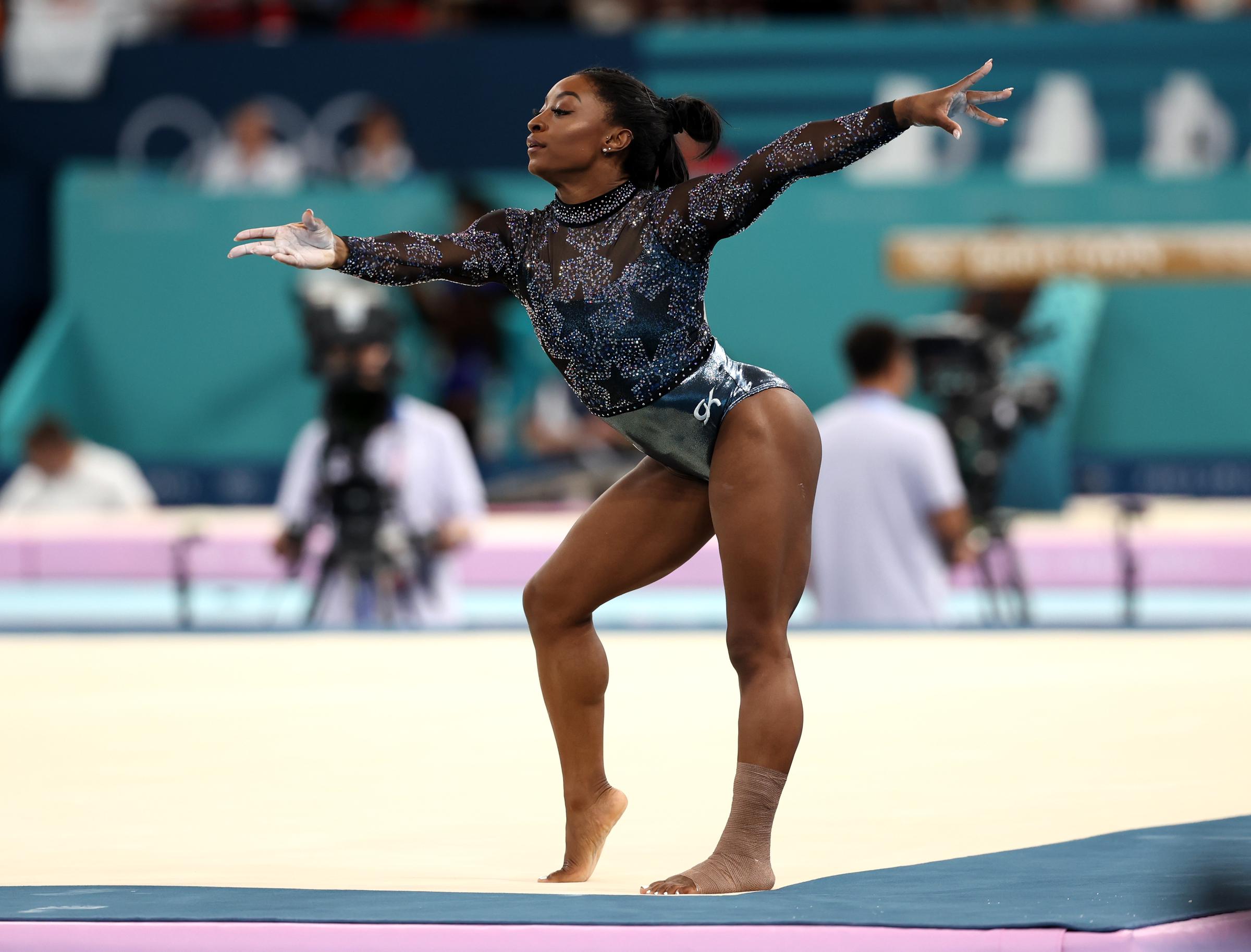 Simone Biles während der Qualifikation für das Kunstturnen der Frauen in Paris, Frankreich am 28. Juli 2024 | Quelle: Getty Images