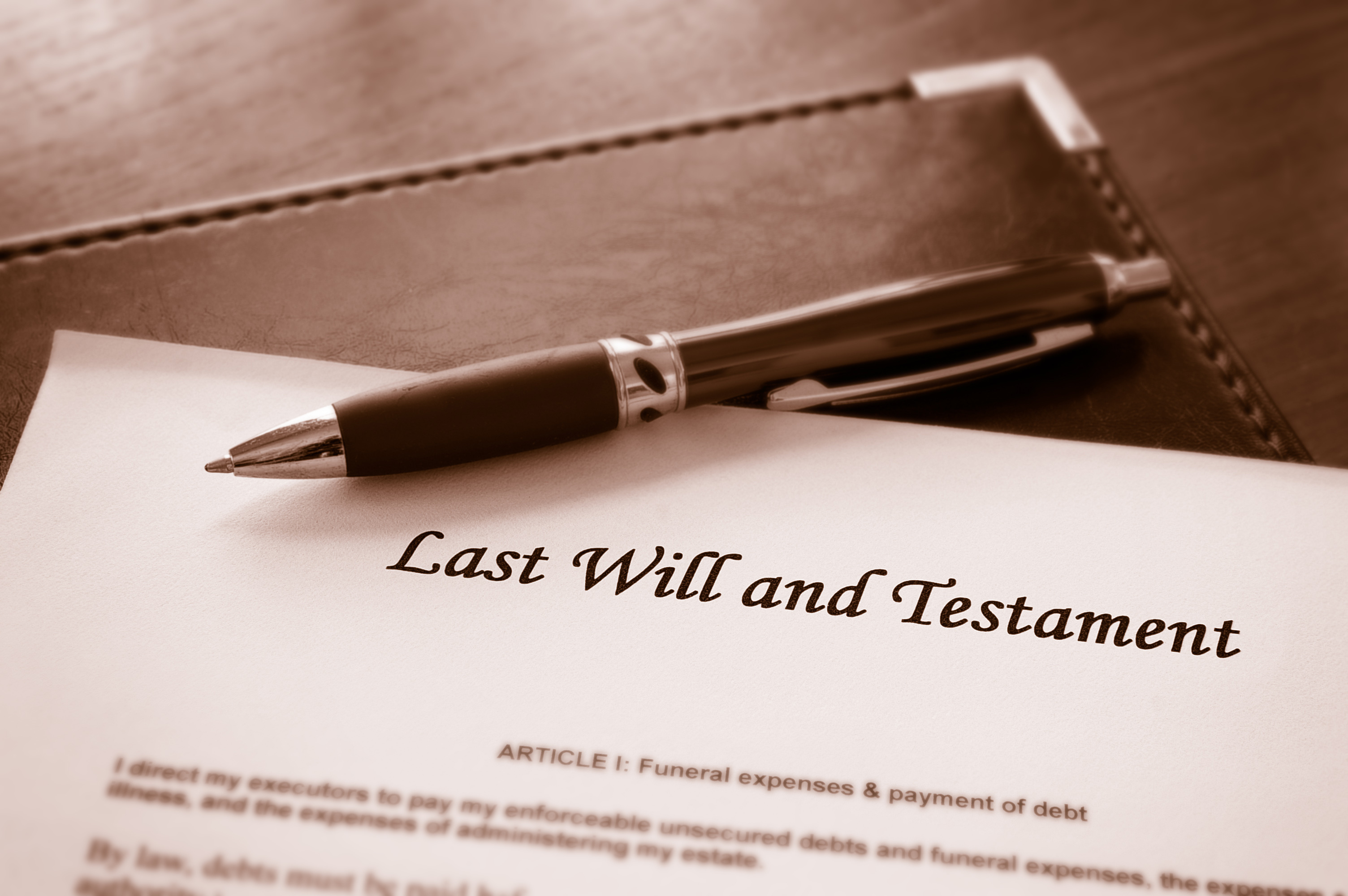 Ein Dokument mit dem Titel "Letzter Wille und Testament" | Quelle: Shutterstock