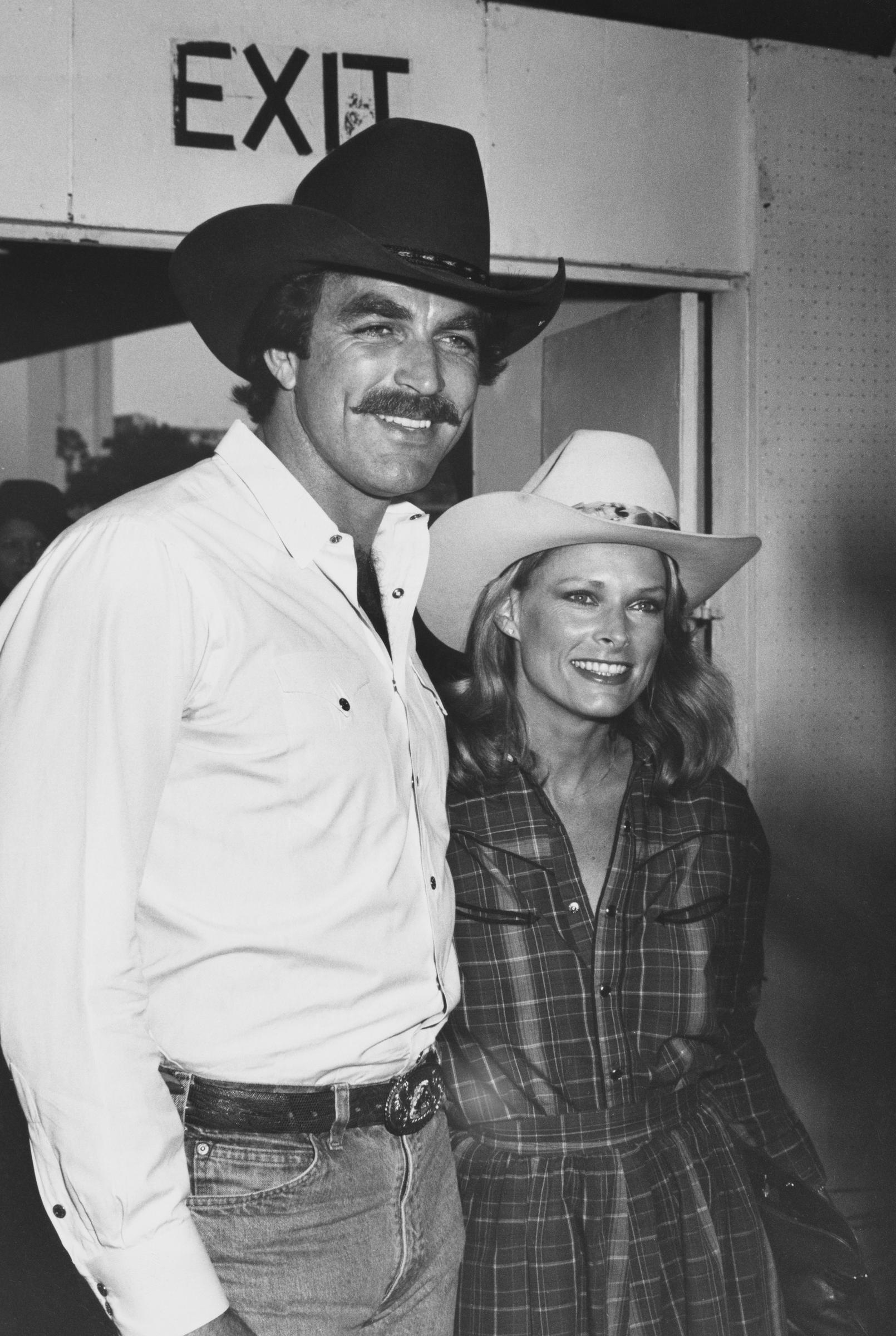 Tom Selleck und Jacqueline Ray besuchen die 27. jährliche SHARE Boomtown Party am 1. Mai 1980 in Los Angeles, Kalifornien. | Quelle: Getty Images