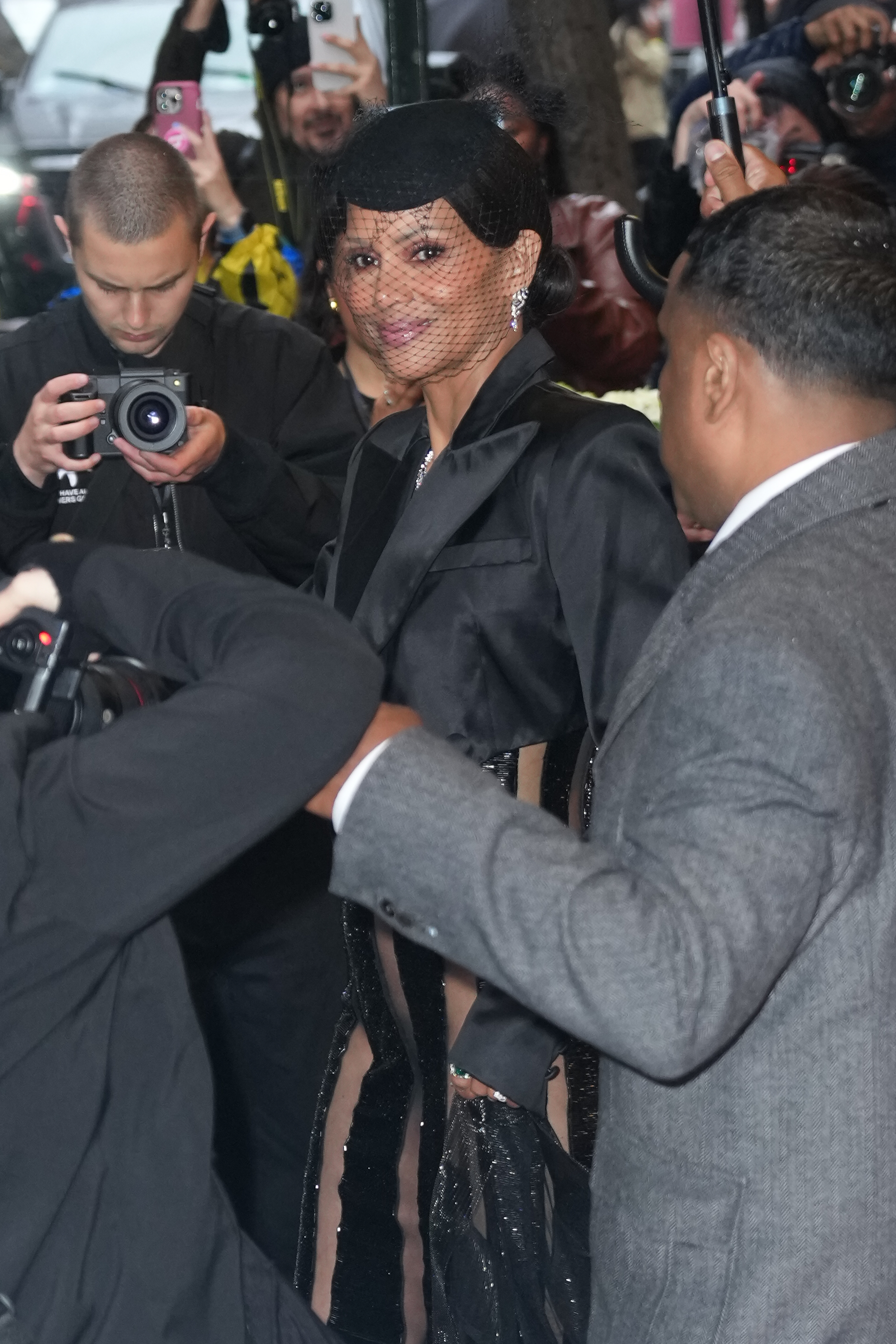 Halle Berry verlässt das Carlyle Hotel vor der Met Gala: „Superfine: Tailoring Black Style“ im Metropolitan Museum of Art am 5. Mai 2025 in New York City | Quelle: Getty Images