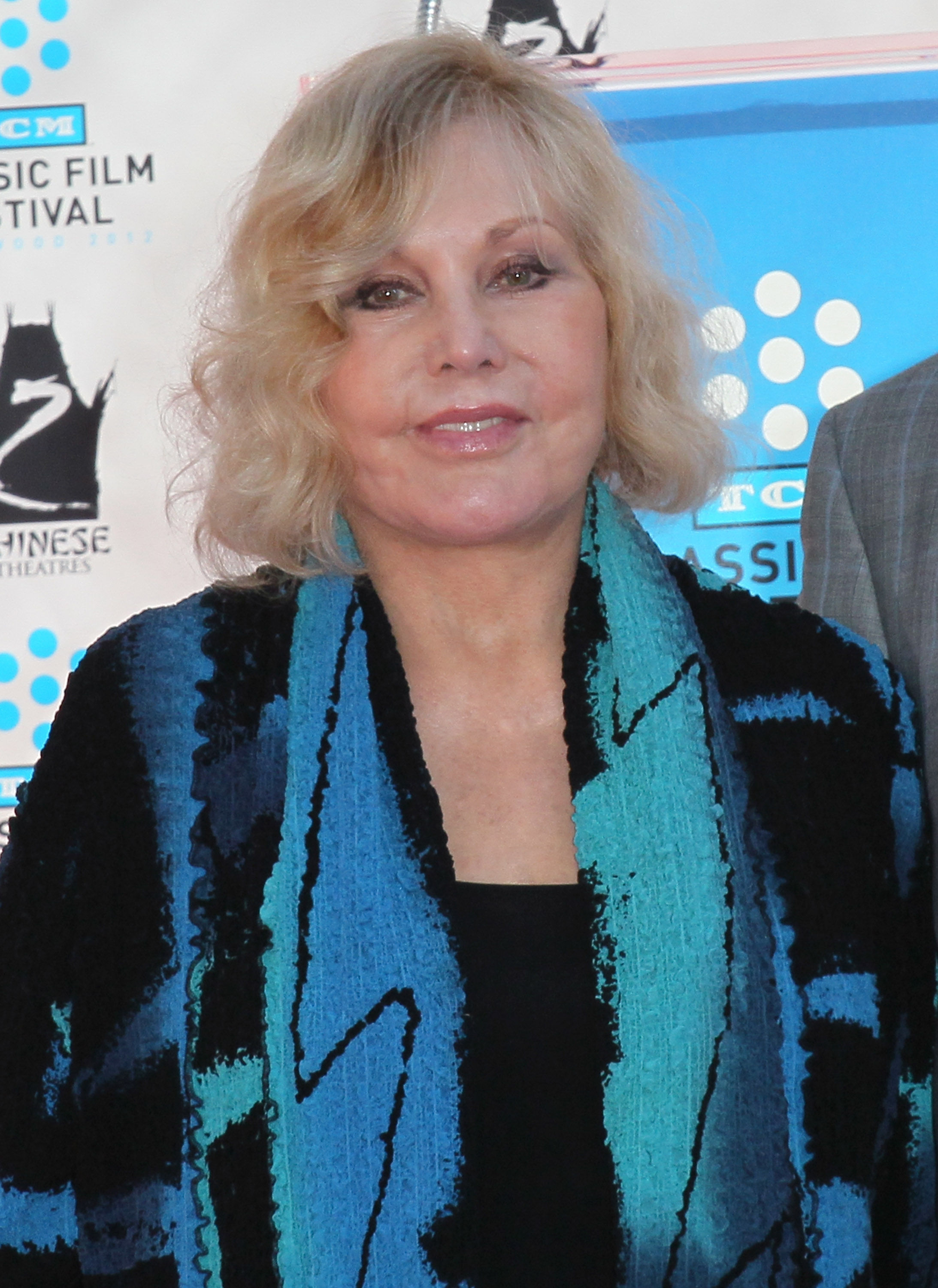 Kim Novak wird mit einer Hand- und Fußabdruckzeremonie im Rahmen des TCM Classic Film Festivals 2012 im Grauman's Chinese Theatre in Hollywood, Kalifornien, am 14. April 2012 verewigt. | Quelle: Getty Images