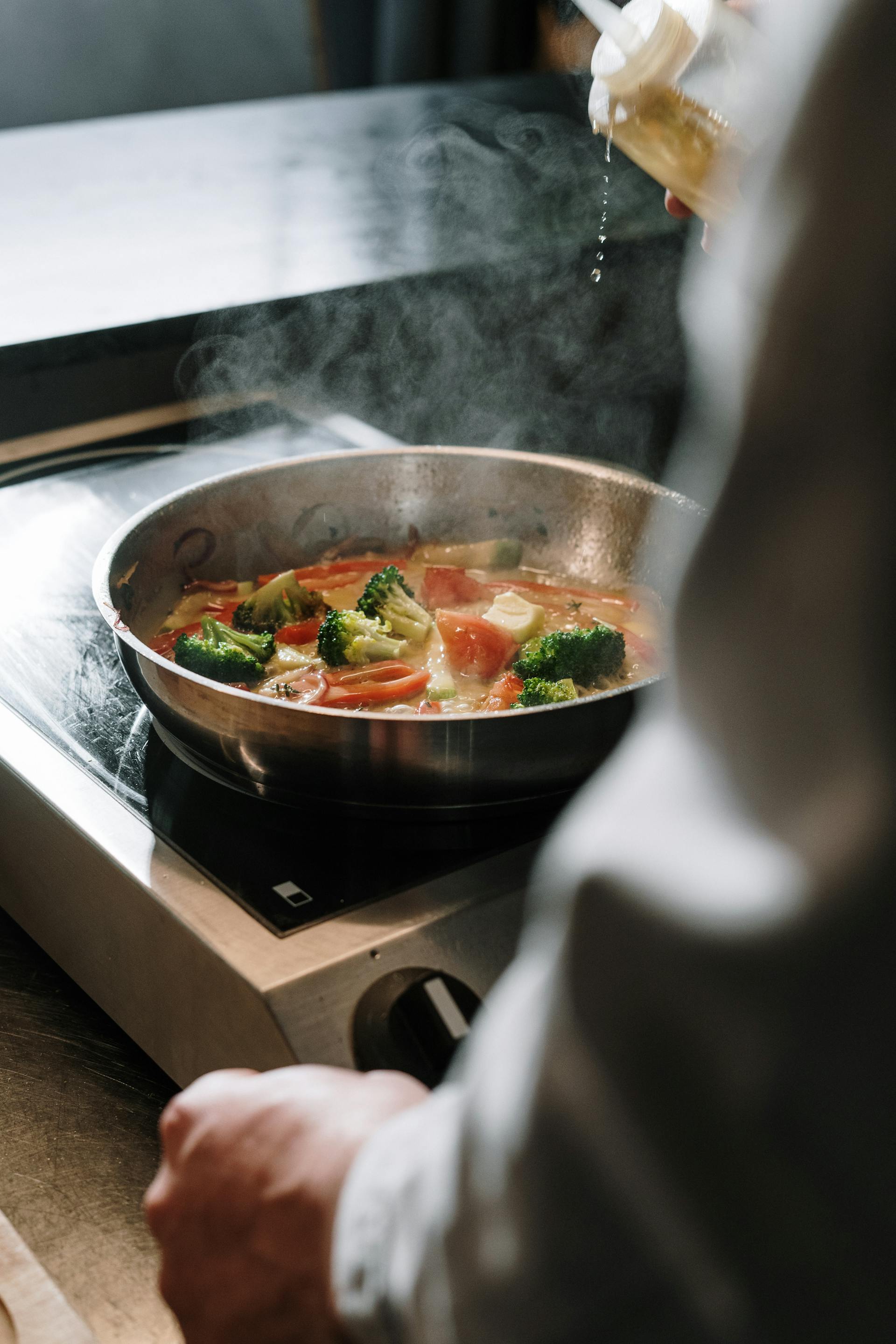 Eine Person, die Essen kocht | Quelle: Pexels