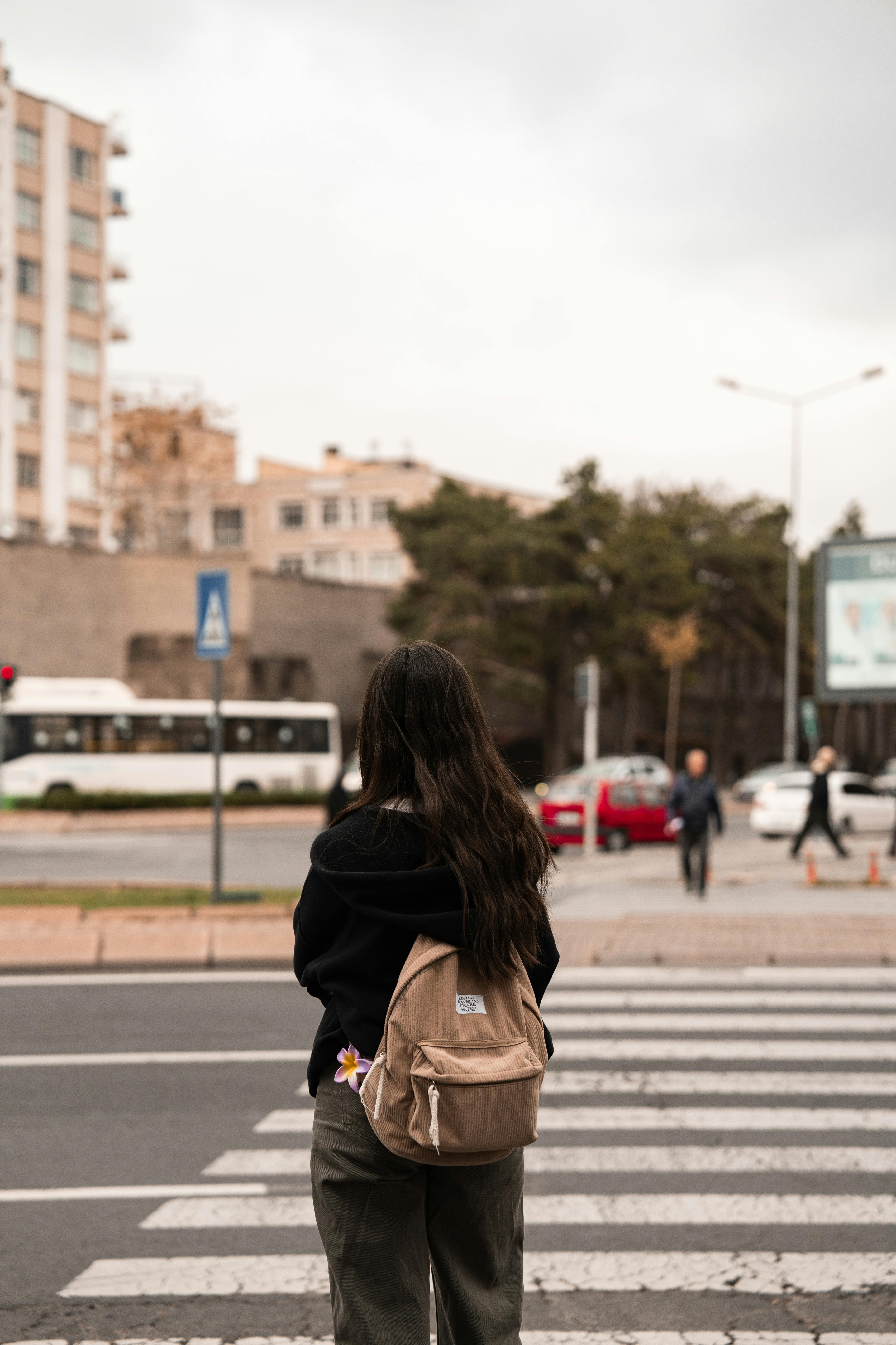 Eine Frau, die auf der Straße steht | Quelle: Pexels