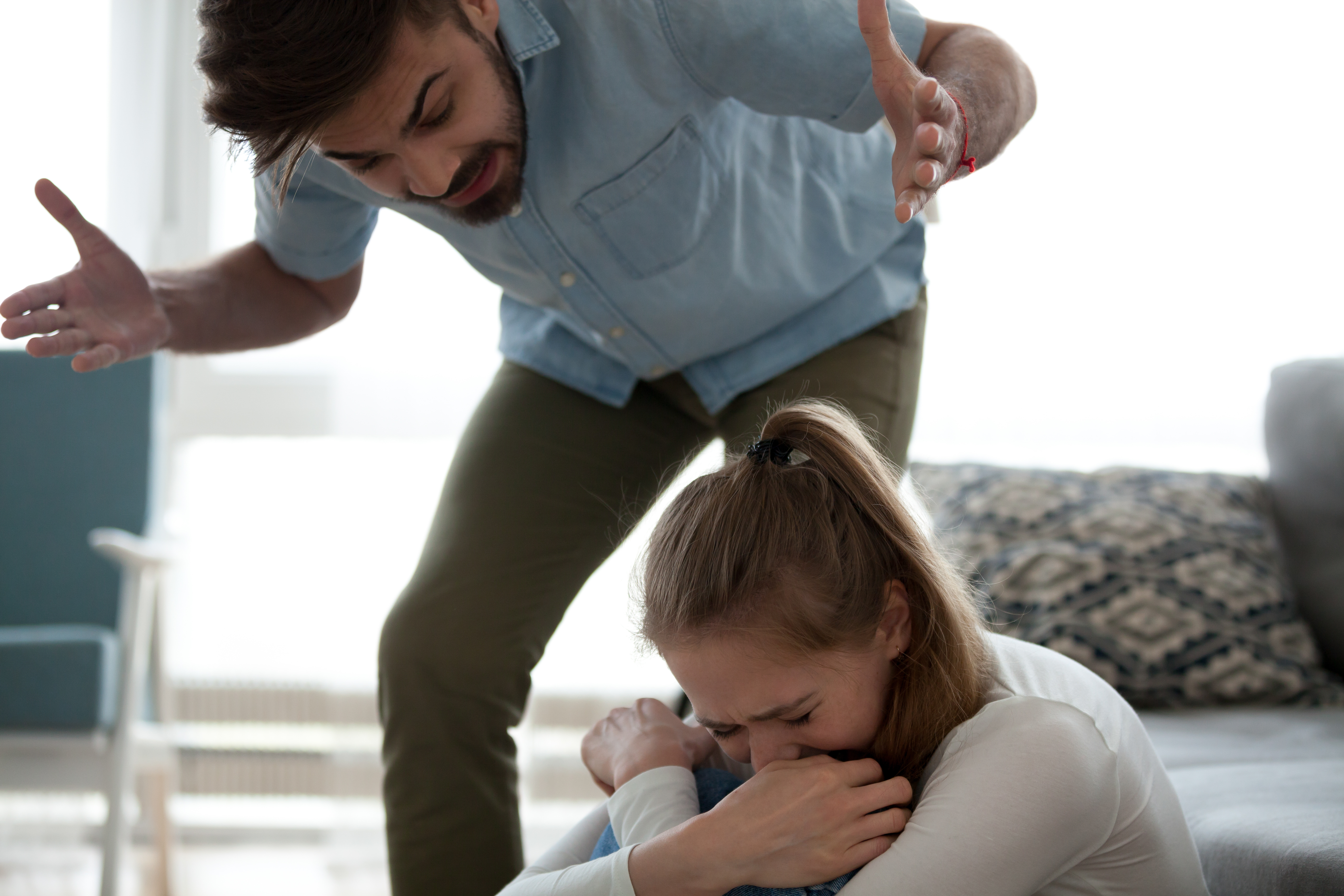 Ein Mann schreit eine Frau an | Quelle: Shutterstock