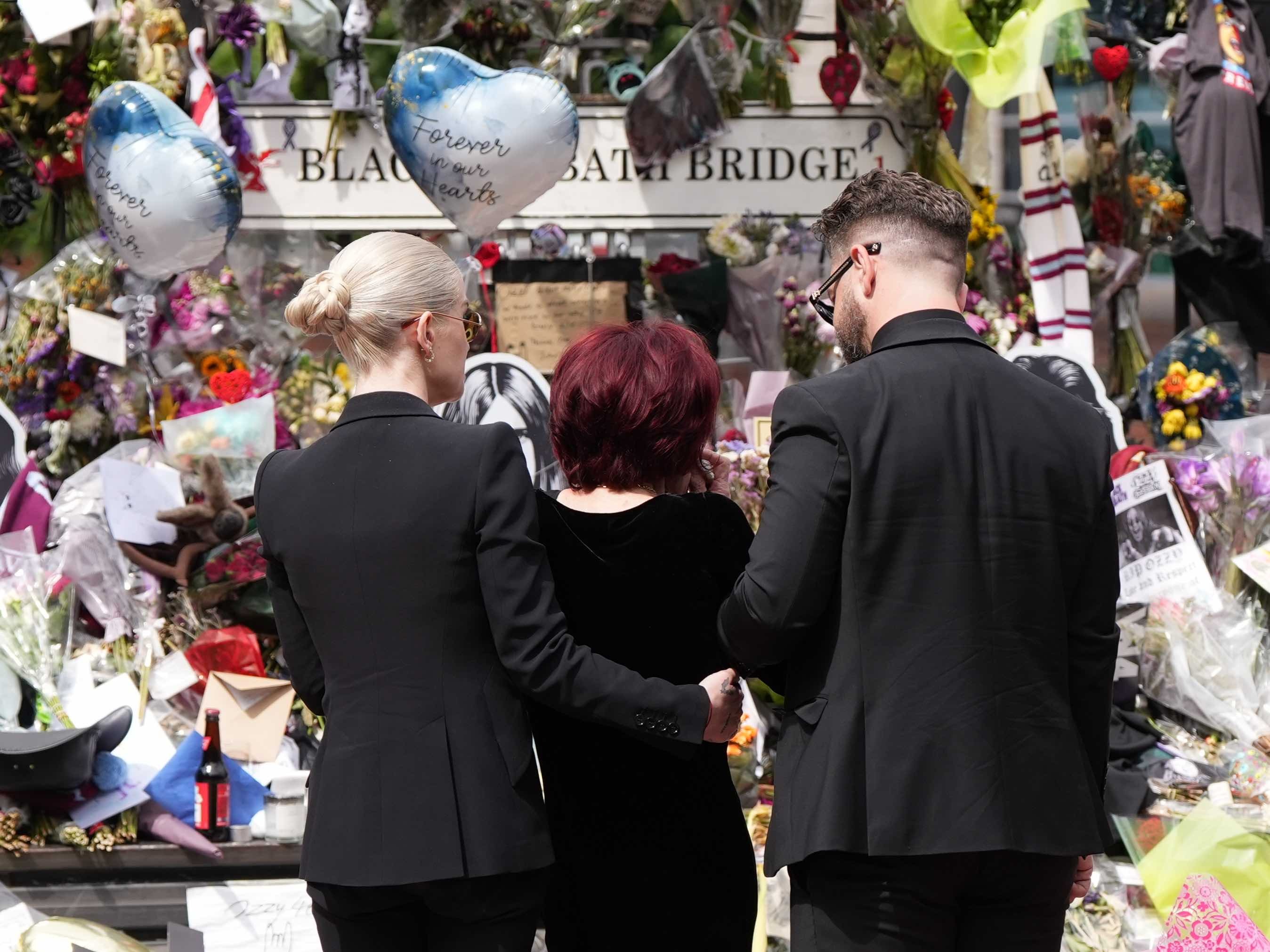 Sharon, Jack und Kelly Osbourne bei der Beerdigung der verstorbenen Rocklegende in Birmingham am 30. Juli 2025 | Quelle: Getty Images