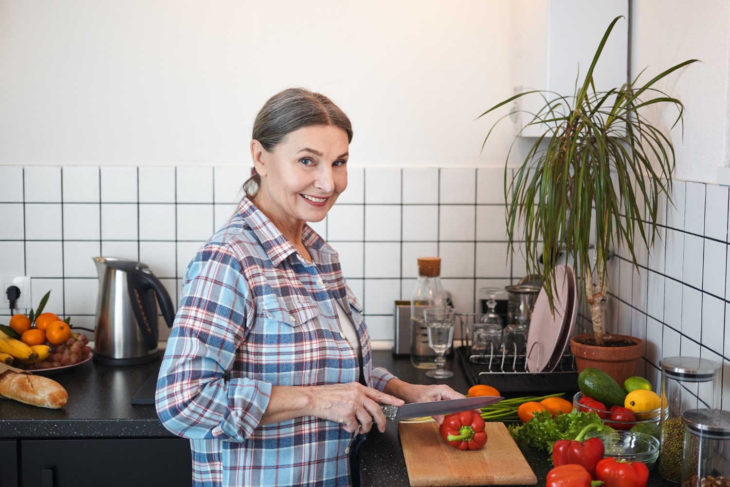Eine erfreut lächelnde Frau | Quelle: Freepik