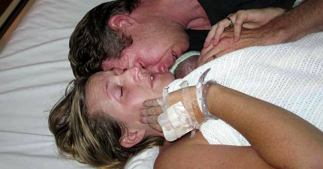 Kate und David Ogg kuscheln mit ihren Zwillingen, nachdem Jamie für tot erklärt wurde. | Quelle: Facebook.com/abc7chicago