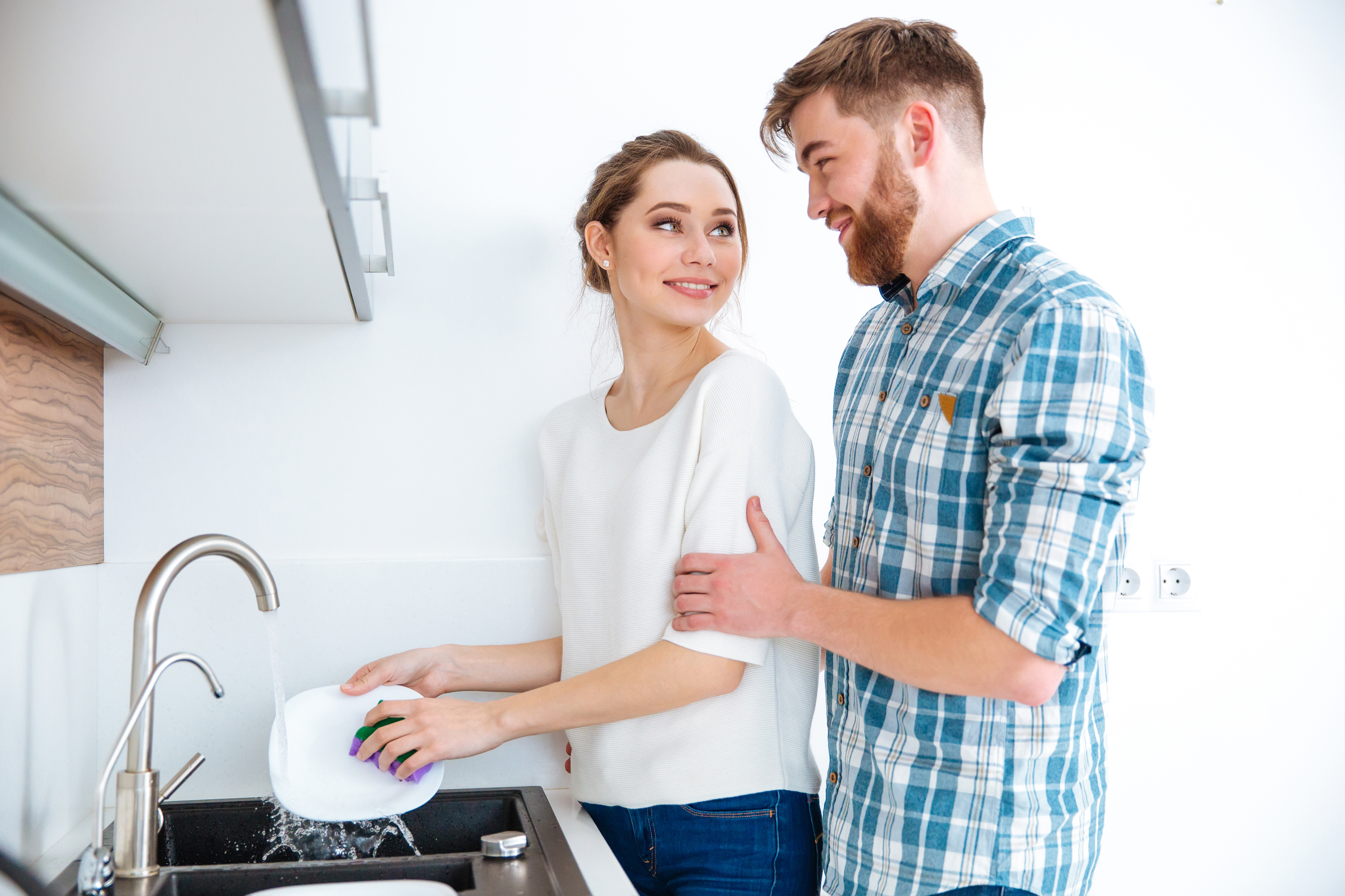 Ein Ehemann hilft seiner Frau in der Küche | Quelle: Shutterstock